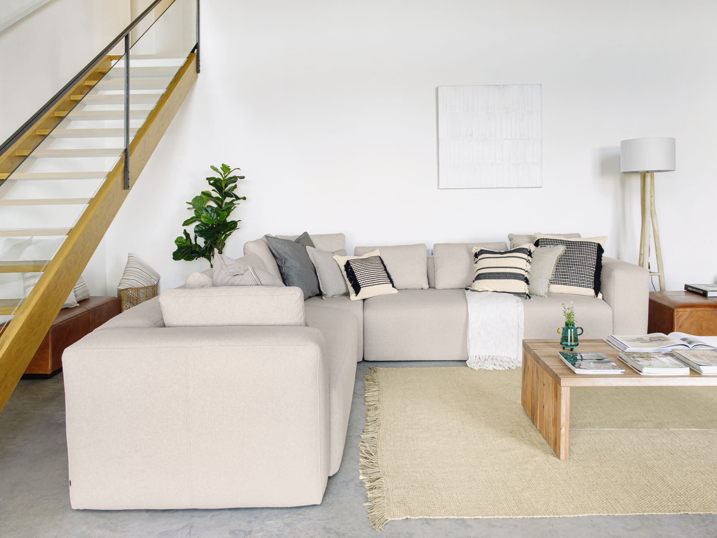 Elegantes, beiges Ecksofa von Kave Home, 320x320 cm, FSC-zertifiziert, bietet Komfort und Nachhaltigkeit für Ihr Wohnzimmer.