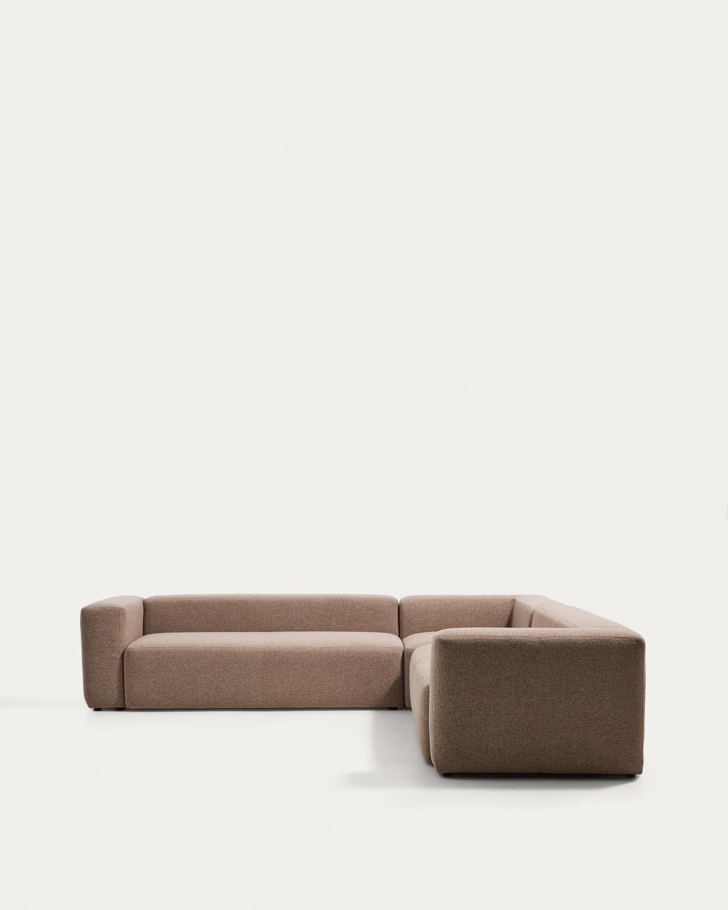 5-Sitzer-Ecksofa Blok in brauner Chenille, 320 x 320 cm, FSC Mix Credit in Taupe präsentiert im Onlineshop von KAQTU Design AG. Ecksofa ist von Kave Home