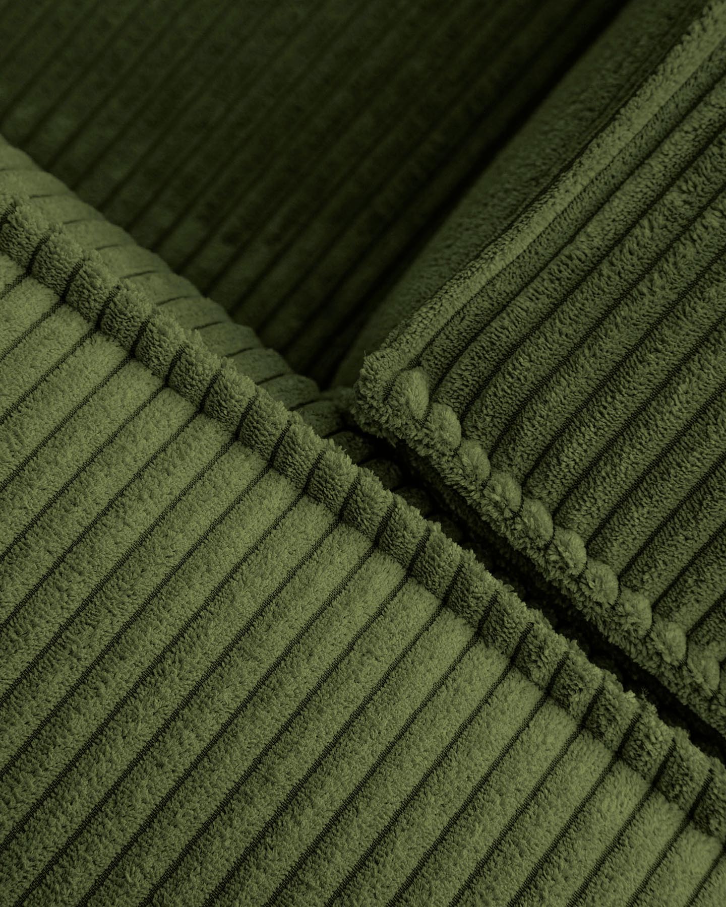 5-Sitzer-Ecksofa Blok mit Randmodul links in grobem grünem Cord, 255 x 320 cm, FSC Mix Credit in Grün präsentiert im Onlineshop von KAQTU Design AG. L-Sofa links ist von Kave Home