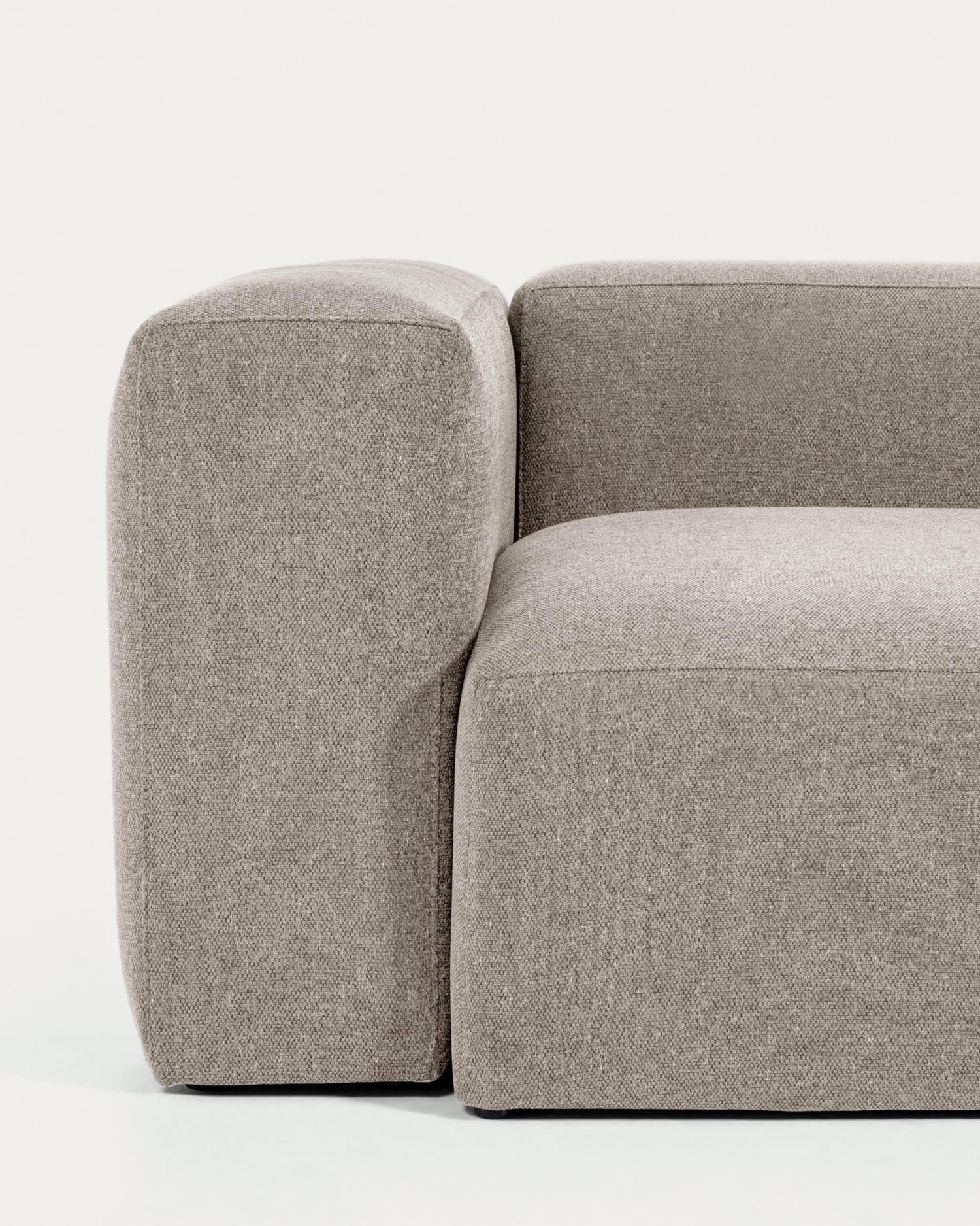 Beige Blok 4-Sitzer-Ecksofa von Kave Home: 290x290 cm, stilvolles Design, pflegeleichter Chenille-Stoff, ideal für gesellige Abende und Familienzeit.