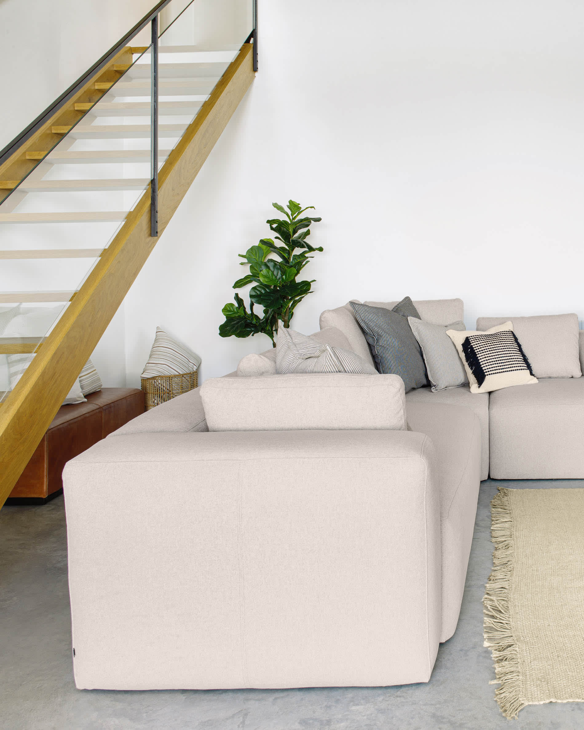 Modernes 4-Sitzer Ecksofa Blok in Beige, 290x290 cm, FSC-zertifiziert, stilvoll und nachhaltig von Kave Home.