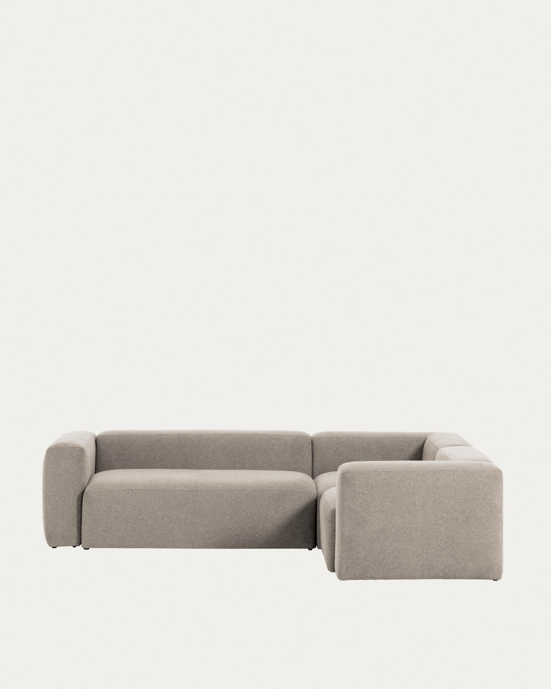 Das elegante Blok Ecksofa in Beige bietet mit 290 x 230 cm viel Platz und Komfort. Hochwertiger Stoff und FSC-zertifiziertes Holz.