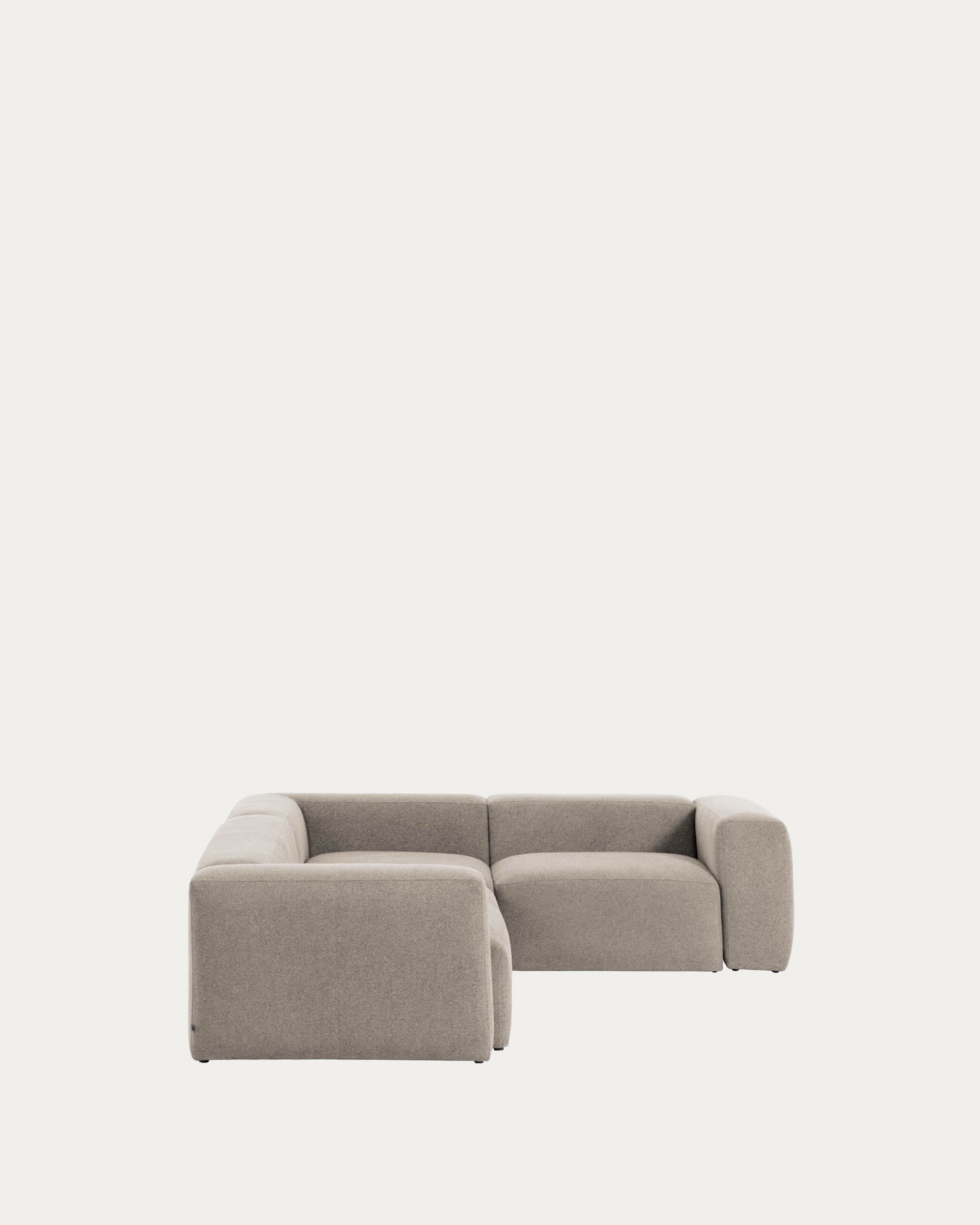 Das elegante Blok Ecksofa in Beige bietet mit 290 x 230 cm viel Platz und Komfort. Hochwertiger Stoff und FSC-zertifiziertes Holz.