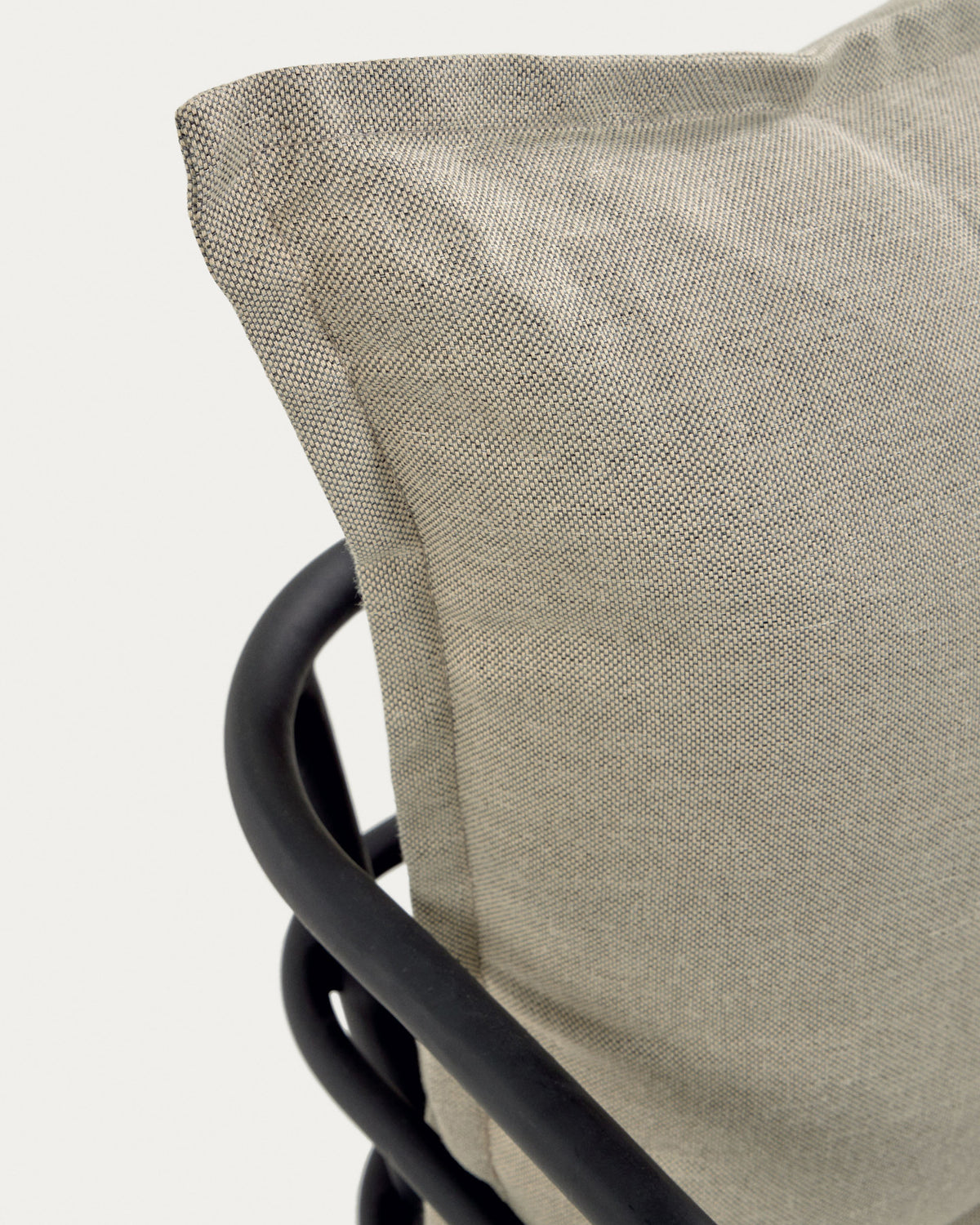 Mareluz Sessel aus schwarzem Stahl in Beige, Schwarz präsentiert im Onlineshop von KAQTU Design AG. Outdoor-Sessel mit Armlehnen ist von Kave Home