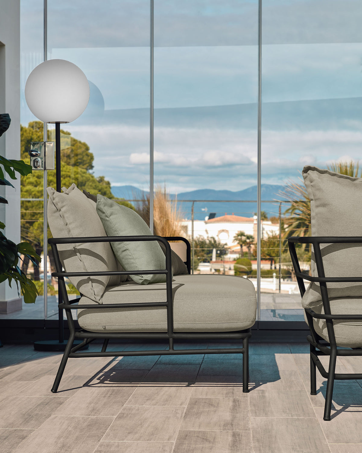 Mareluz Sessel aus schwarzem Stahl in Beige, Schwarz präsentiert im Onlineshop von KAQTU Design AG. Outdoor-Sessel mit Armlehnen ist von Kave Home