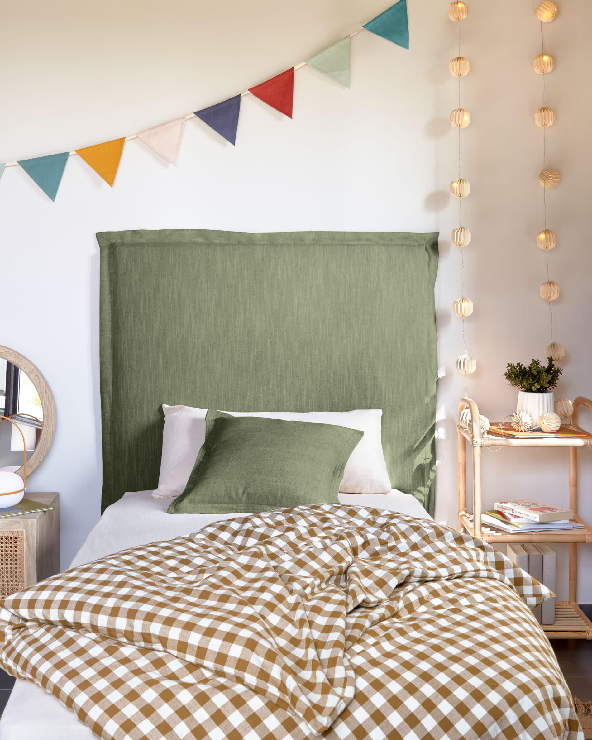 Das Dulcia Kissen (30x60 cm) von Kave Home bietet optimalen Komfort und ein ansprechendes Design, ideal für Kinderzimmer und Wohnräume.