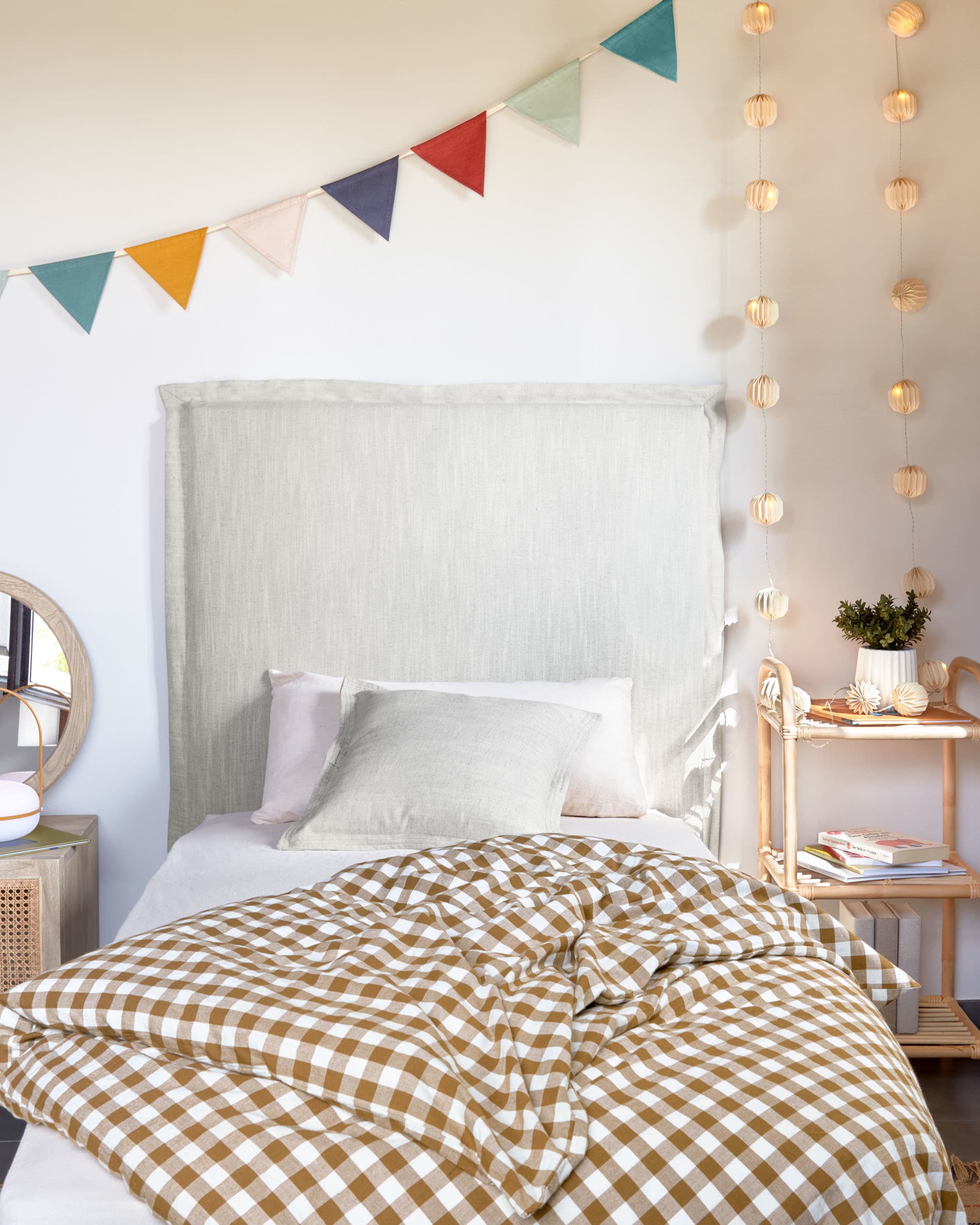Das Dulcia Kissen (30 x 60 cm) von Kave Home bietet optimale Unterstützung und ein ansprechendes Design, ideal für Kinderzimmer und Wohnräume.