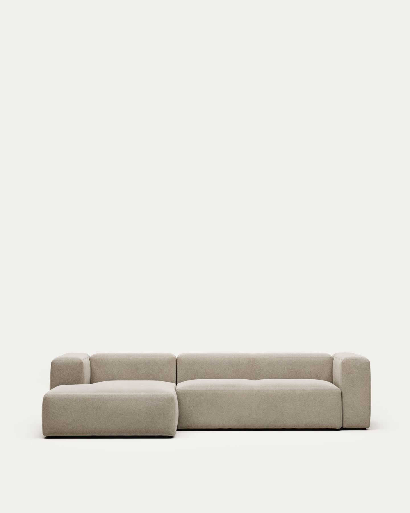 3-Sitzer-Sofa Blok mit Chaiselongue links, schwer entflammbar mit beiger Chenille, 300 cm in Beige präsentiert im Onlineshop von KAQTU Design AG. 3er Sofa ist von Kave Home