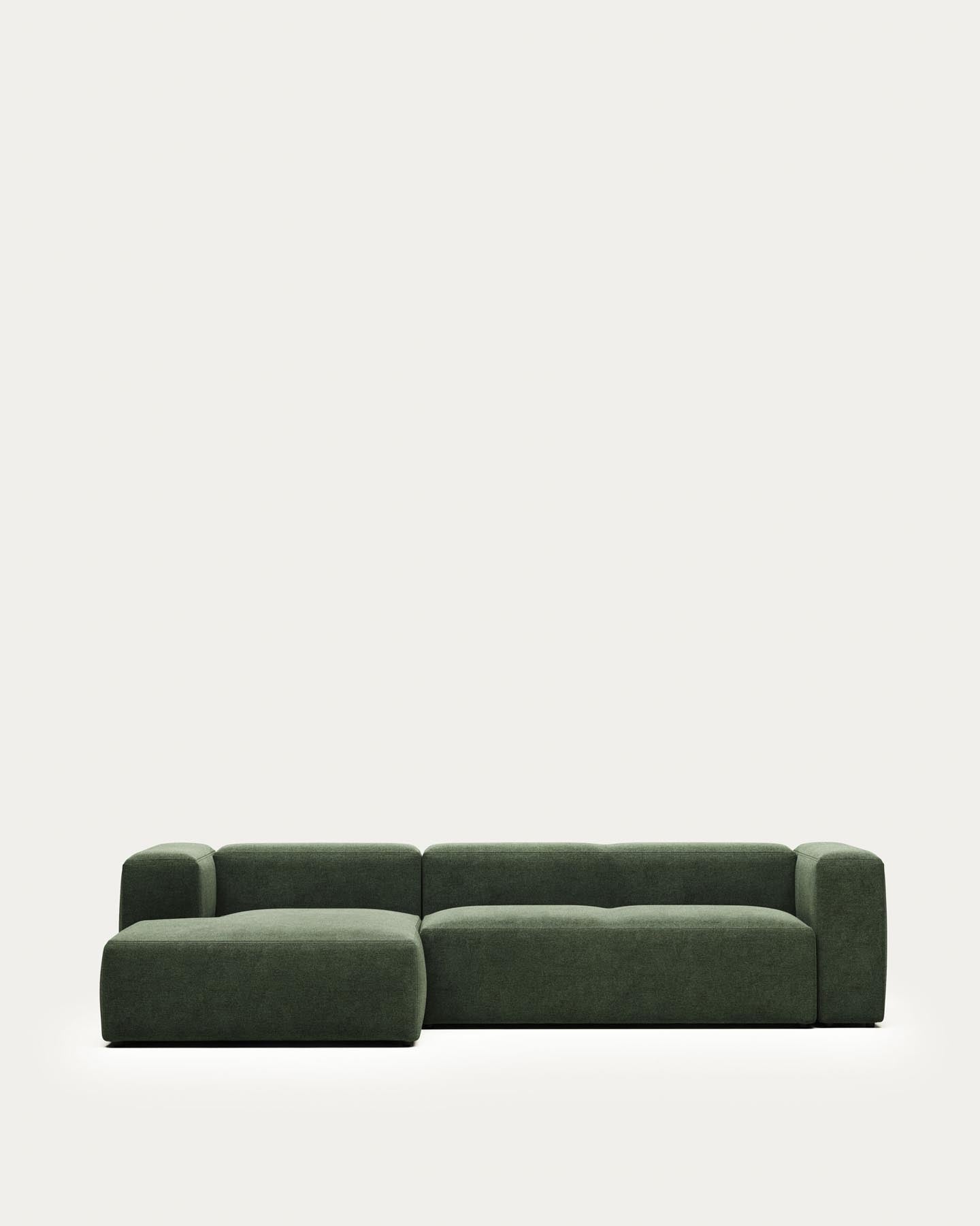 3-Sitzer-Sofa Blok mit Chaiselongue links, schwer entflammbar mit grüner Chenille, 300 cm in Grün präsentiert im Onlineshop von KAQTU Design AG. 3er Sofa ist von Kave Home