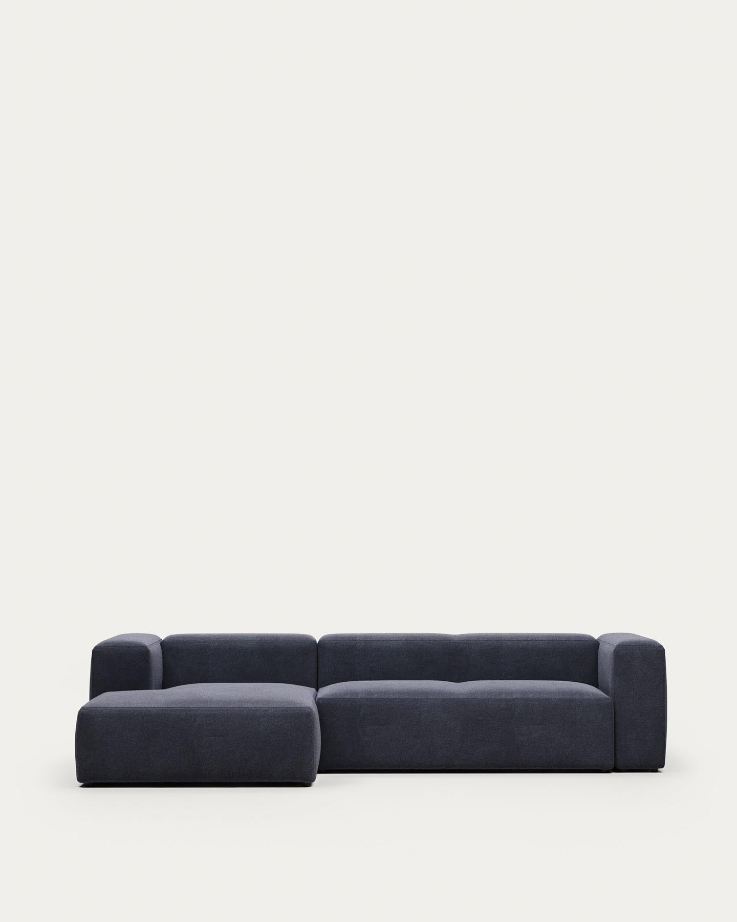3-Sitzer-Sofa Blok mit Chaiselongue links, schwer entflammbar mit blauer Chenille, 300 cm in Blau präsentiert im Onlineshop von KAQTU Design AG. 3er Sofa ist von Kave Home