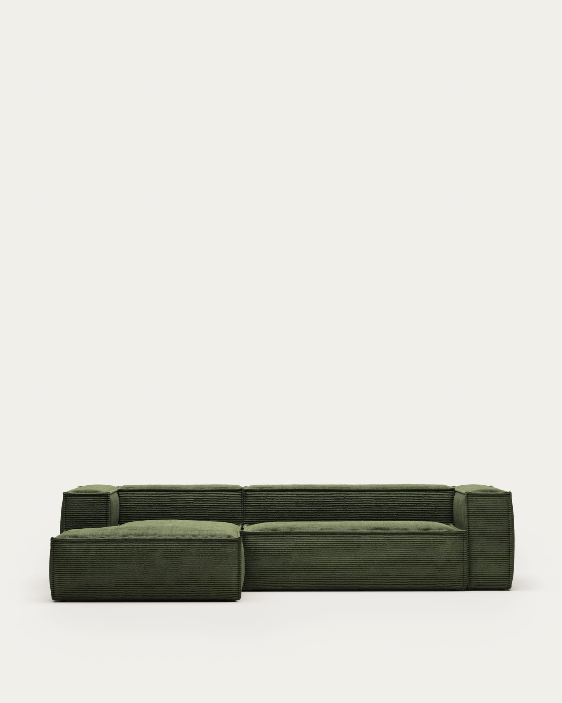 Elegantes 3-Sitzer-Sofa mit linker Chaiselongue in grünem Cord. Komfort, Stil und Nachhaltigkeit vereint. FSC-zertifiziert.