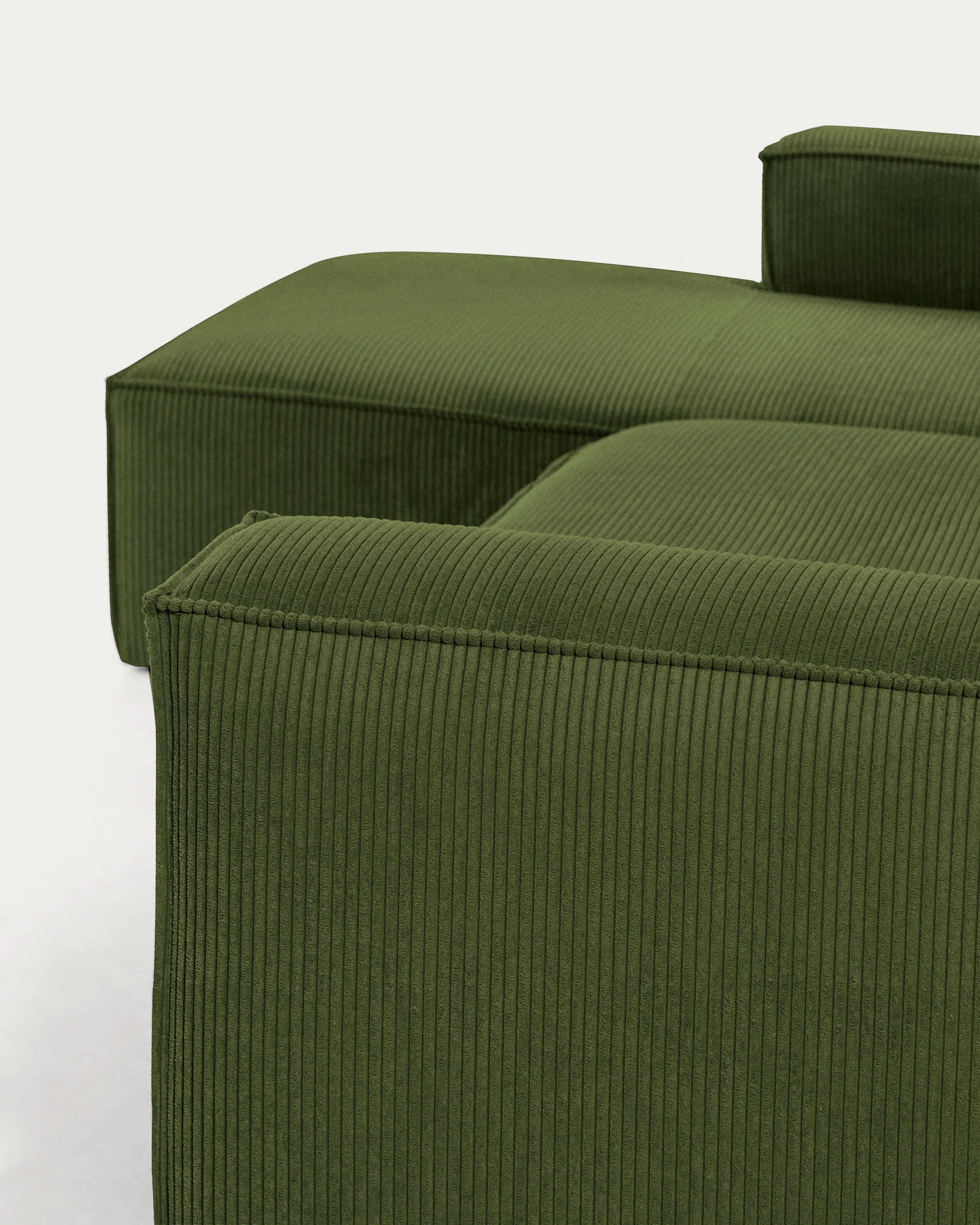 Elegantes 3-Sitzer-Sofa in grünem Cord mit linker Chaiselongue, 300 cm breit, FSC-zertifiziert, für stilvollen Komfort.