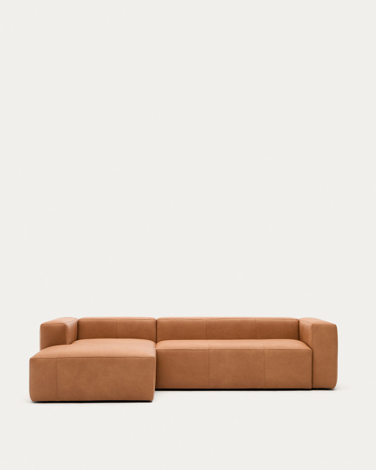 Sofa Blok aus braunem Leder 3-Sitzer Chaiselongue links 300 cm in Braun präsentiert im Onlineshop von KAQTU Design AG. 3er Sofa ist von Kave Home