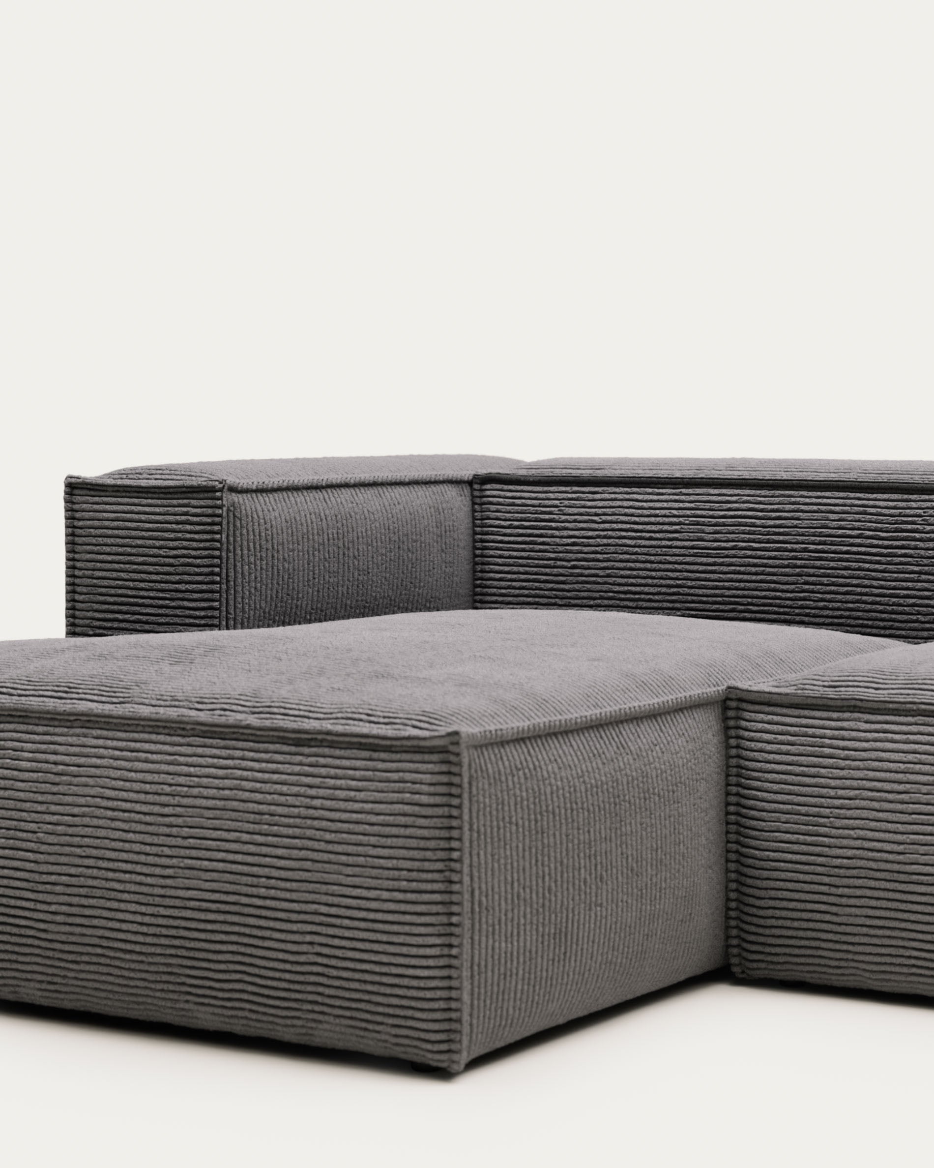 3-Sitzer-Sofa Blok mit Chaiselongue links, schwer entflammbar mit dickem, grauem Cord, 300 cm in Grau präsentiert im Onlineshop von KAQTU Design AG. 3er Sofa ist von Kave Home
