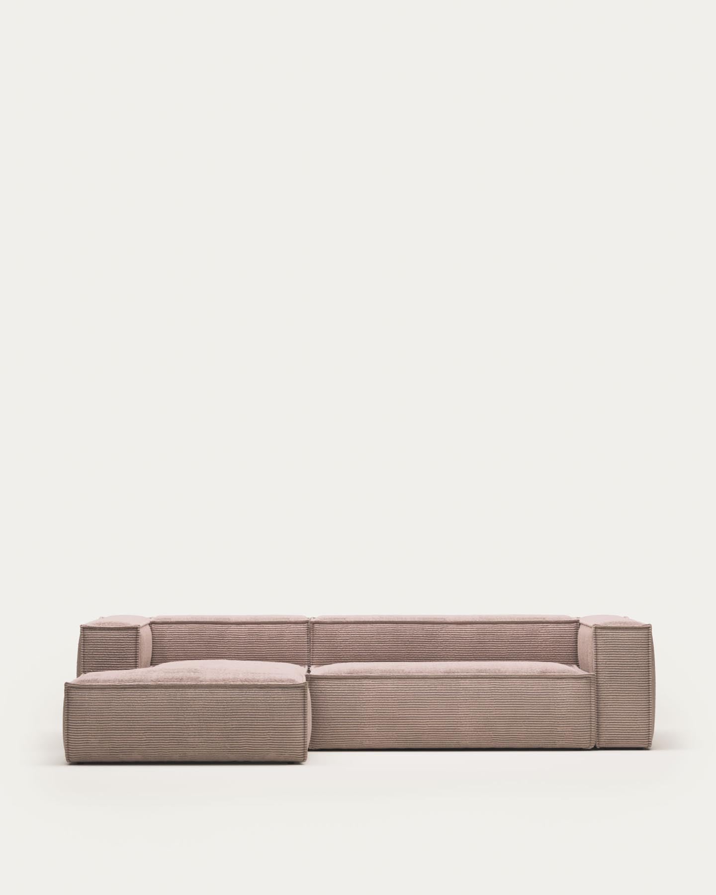 3-Sitzer-Sofa Blok mit Chaiselongue links, schwer entflammbar mit dickem, rosafarbenem Cord, 300 cm in Rosa präsentiert im Onlineshop von KAQTU Design AG. 3er Sofa ist von Kave Home