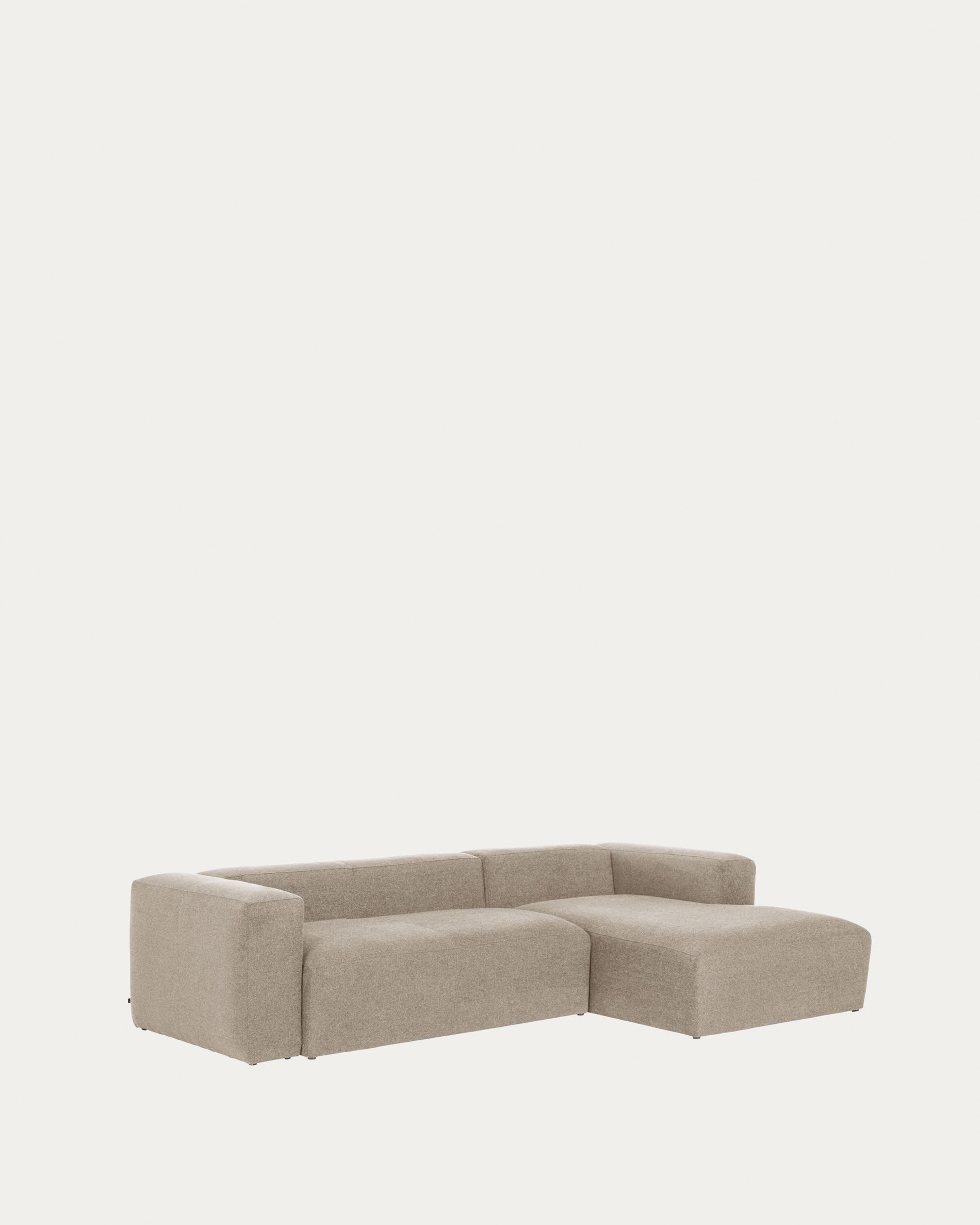 Elegantes 3-Sitzer Sofa mit rechter Chaiselongue in Beige, 300 cm breit, aus nachhaltigem Holz, ideal für stilvolle Entspannung.