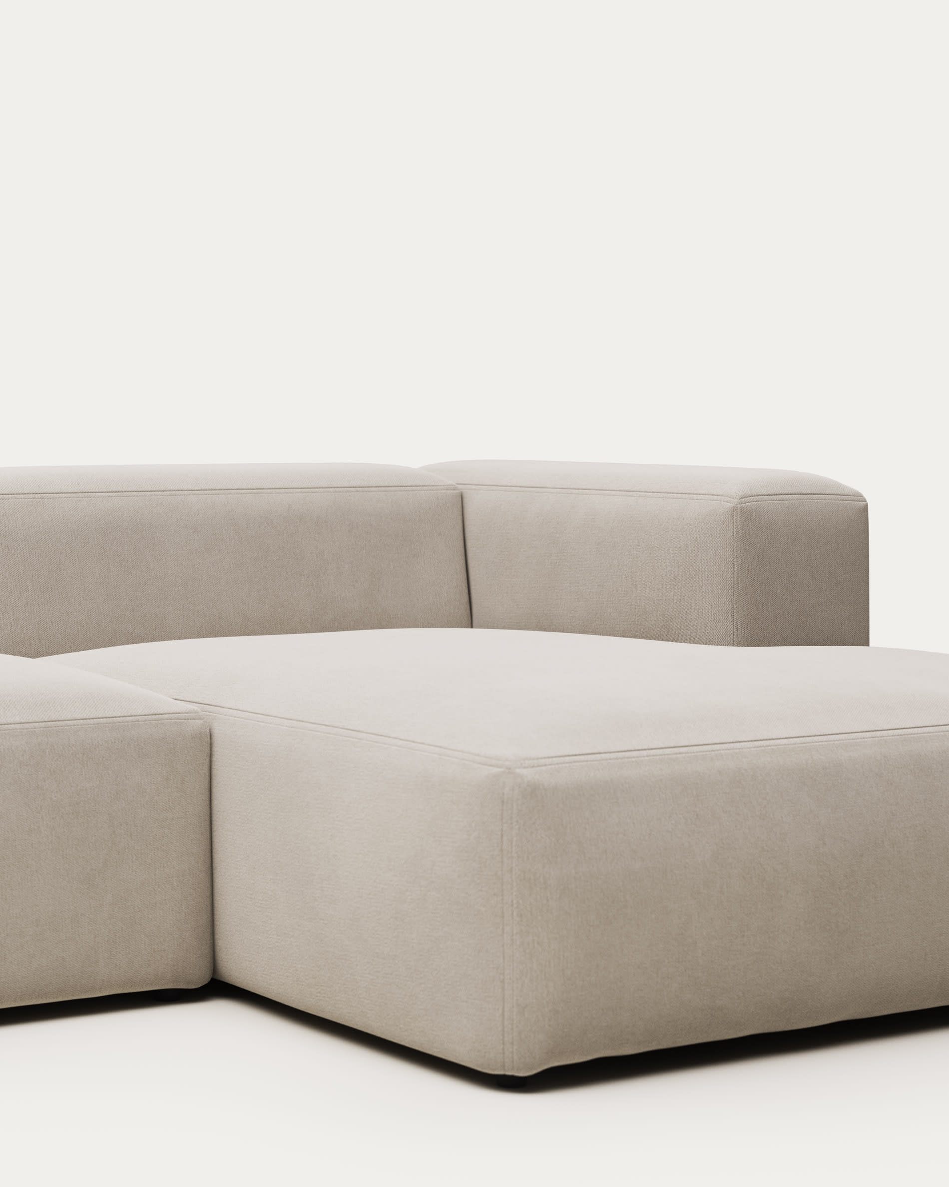 Elegantes 3-Sitzer Sofa mit rechter Chaiselongue in Beige, 300 cm breit, aus nachhaltigem Holz, ideal für stilvolle Entspannung.