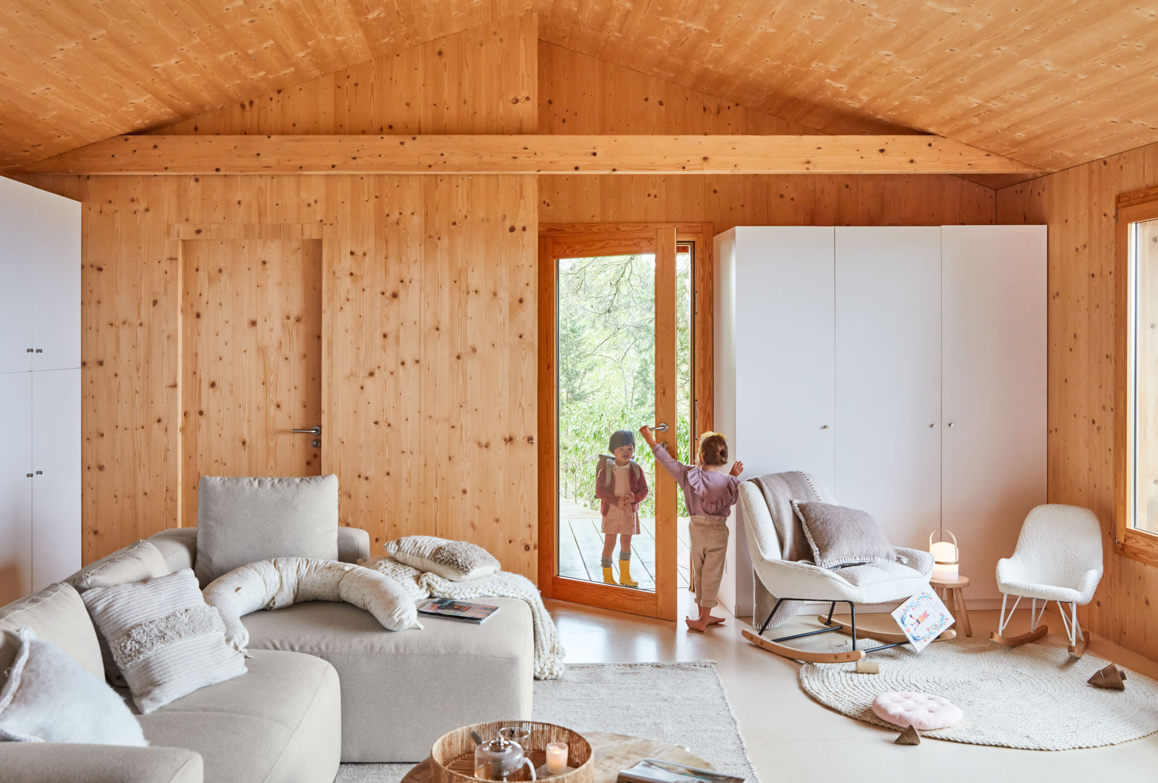 Elegantes 3-Sitzer Sofa mit rechter Chaiselongue in Beige, 300 cm breit, aus nachhaltigem Holz, ideal für stilvolle Entspannung.