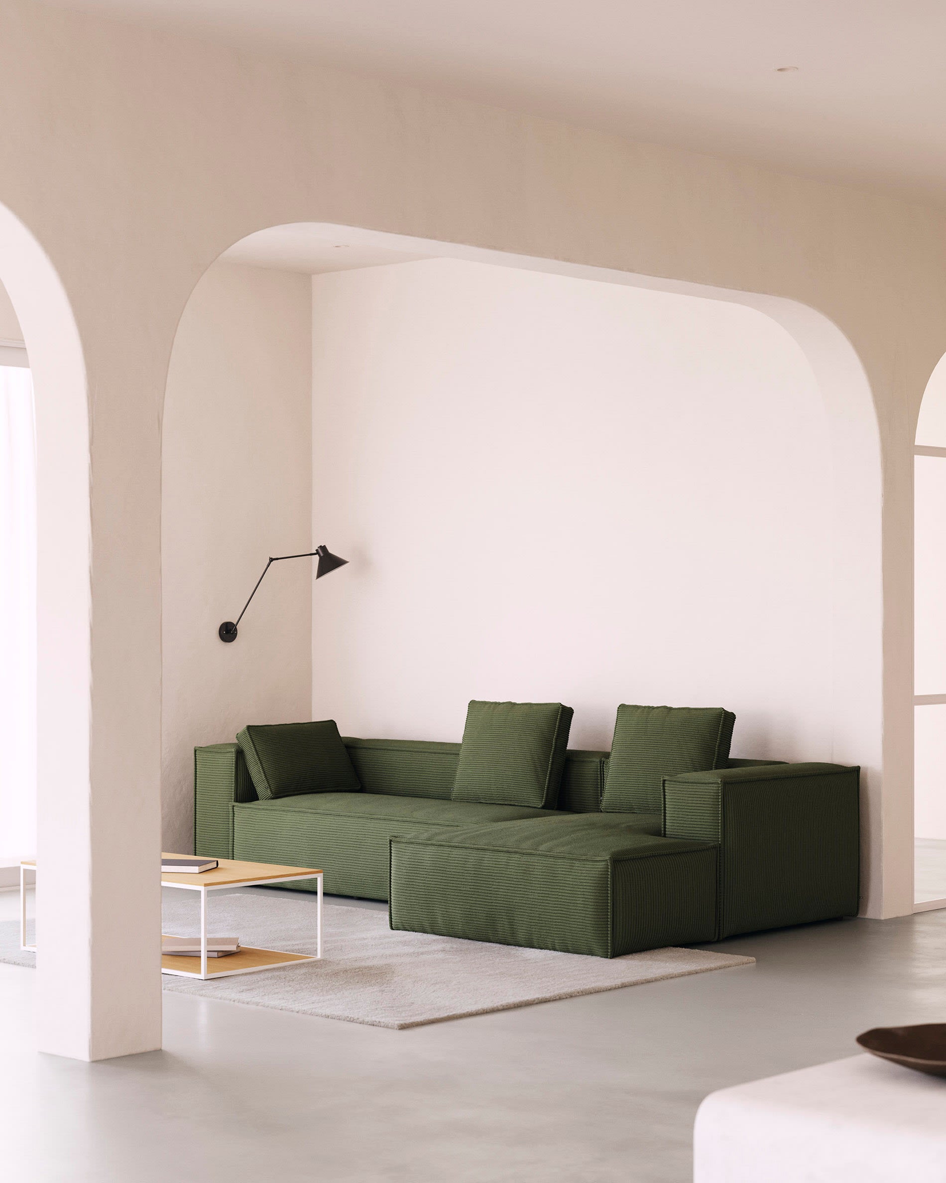 Elegantes 3-Sitzer-Sofa mit rechter Chaiselongue in grünem Cord, 300 cm breit, FSC-zertifiziert für nachhaltigen Komfort.