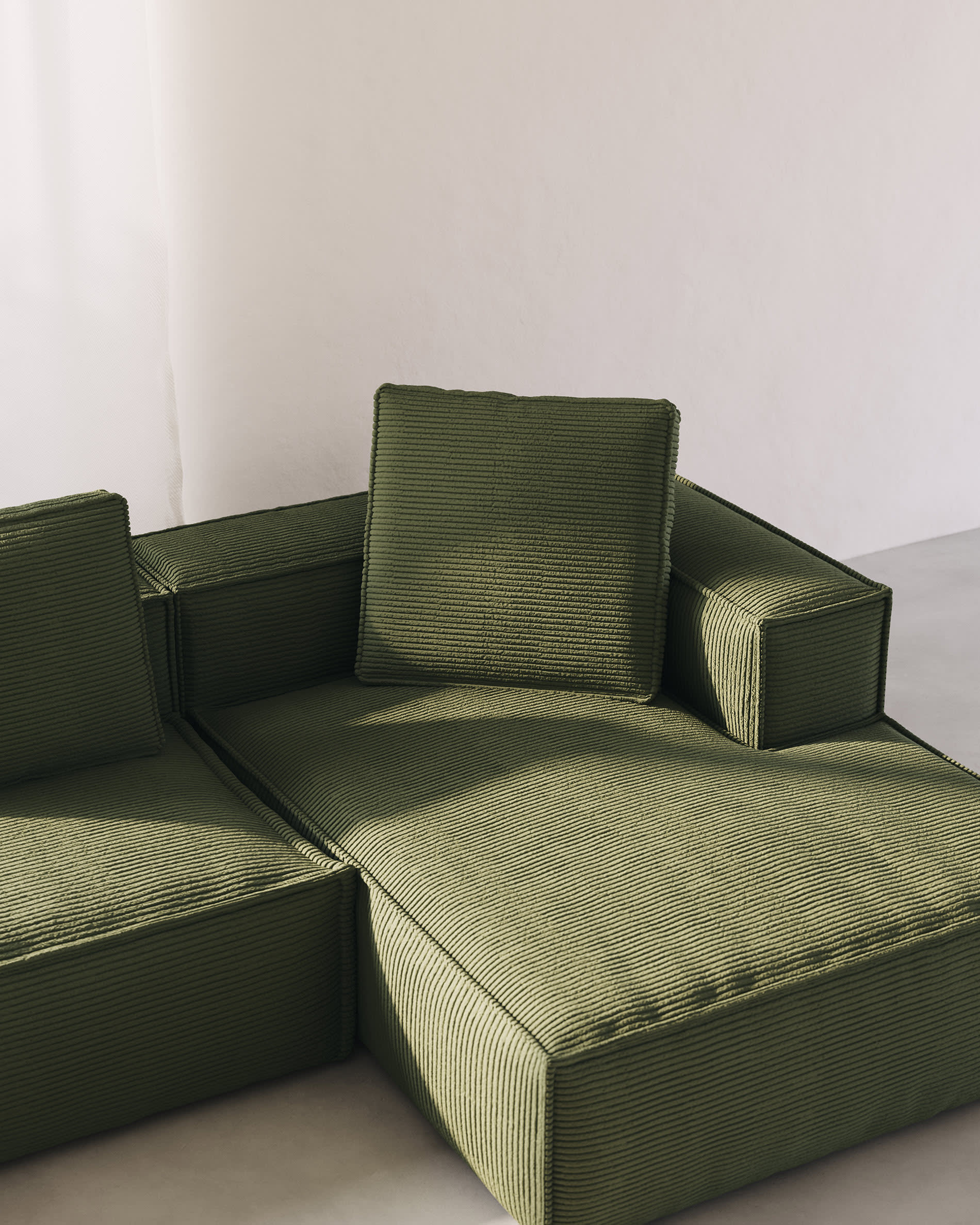 Elegantes 3-Sitzer-Sofa mit rechter Chaiselongue in grünem Cord, 300 cm breit, FSC-zertifiziert für nachhaltigen Komfort.