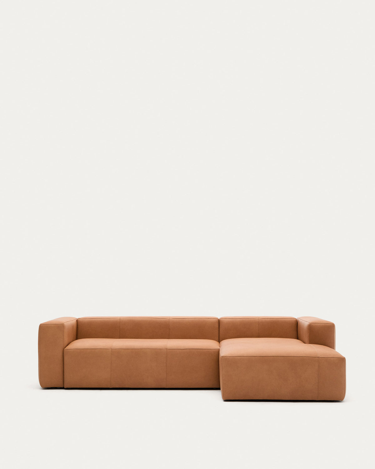 Sofa Blok aus braunem Leder 3-Sitzer Chaiselongue rechts 300 cm in Braun präsentiert im Onlineshop von KAQTU Design AG. 3er Sofa ist von Kave Home