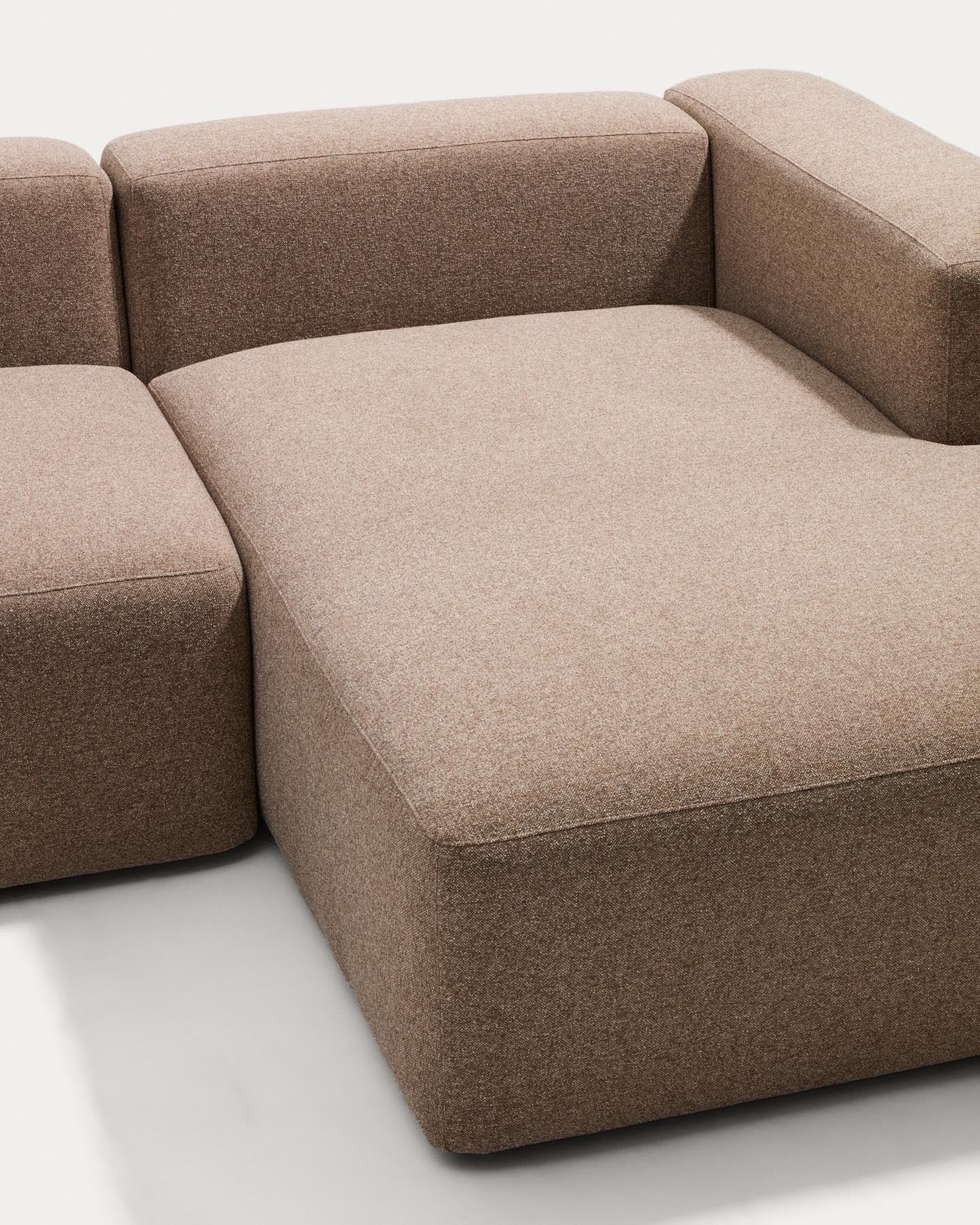 3-Sitzer-Sofa Blok mit Chaiselongue rechts in brauner Chenille, 300 cm, FSC Mix Credit in Taupe präsentiert im Onlineshop von KAQTU Design AG. L-Sofa rechts ist von Kave Home