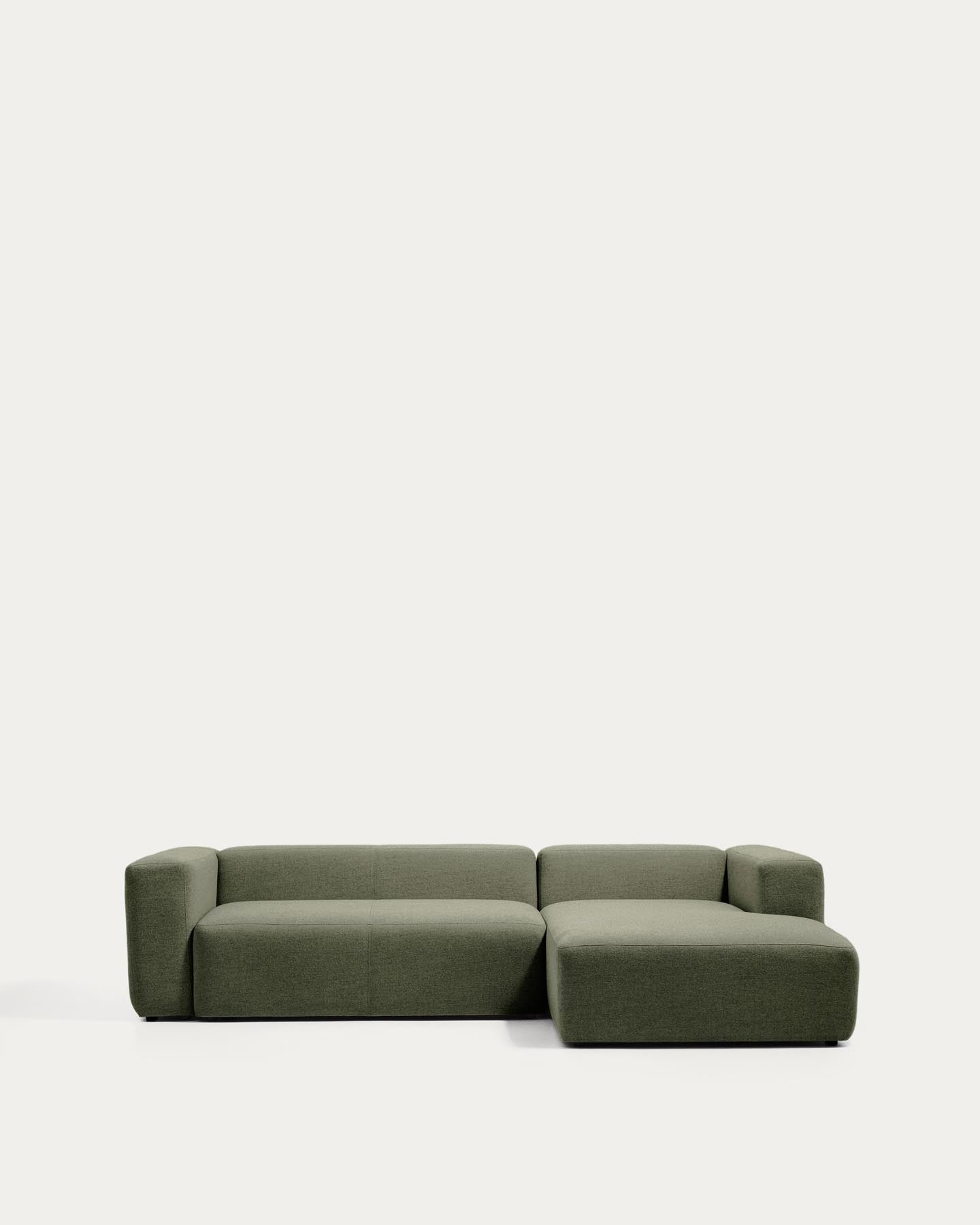 3-Sitzer-Sofa Blok mit Chaiselongue rechts in moosgrüner Chenille, 300 cm, FSC Mix Credit in Dunkelgrün präsentiert im Onlineshop von KAQTU Design AG. L-Sofa rechts ist von Kave Home