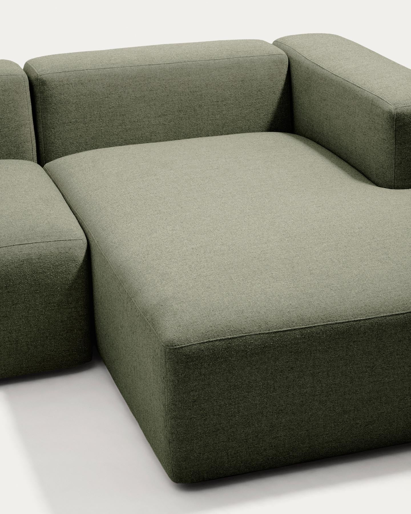 3-Sitzer-Sofa Blok mit Chaiselongue rechts in moosgrüner Chenille, 300 cm, FSC Mix Credit in Dunkelgrün präsentiert im Onlineshop von KAQTU Design AG. L-Sofa rechts ist von Kave Home