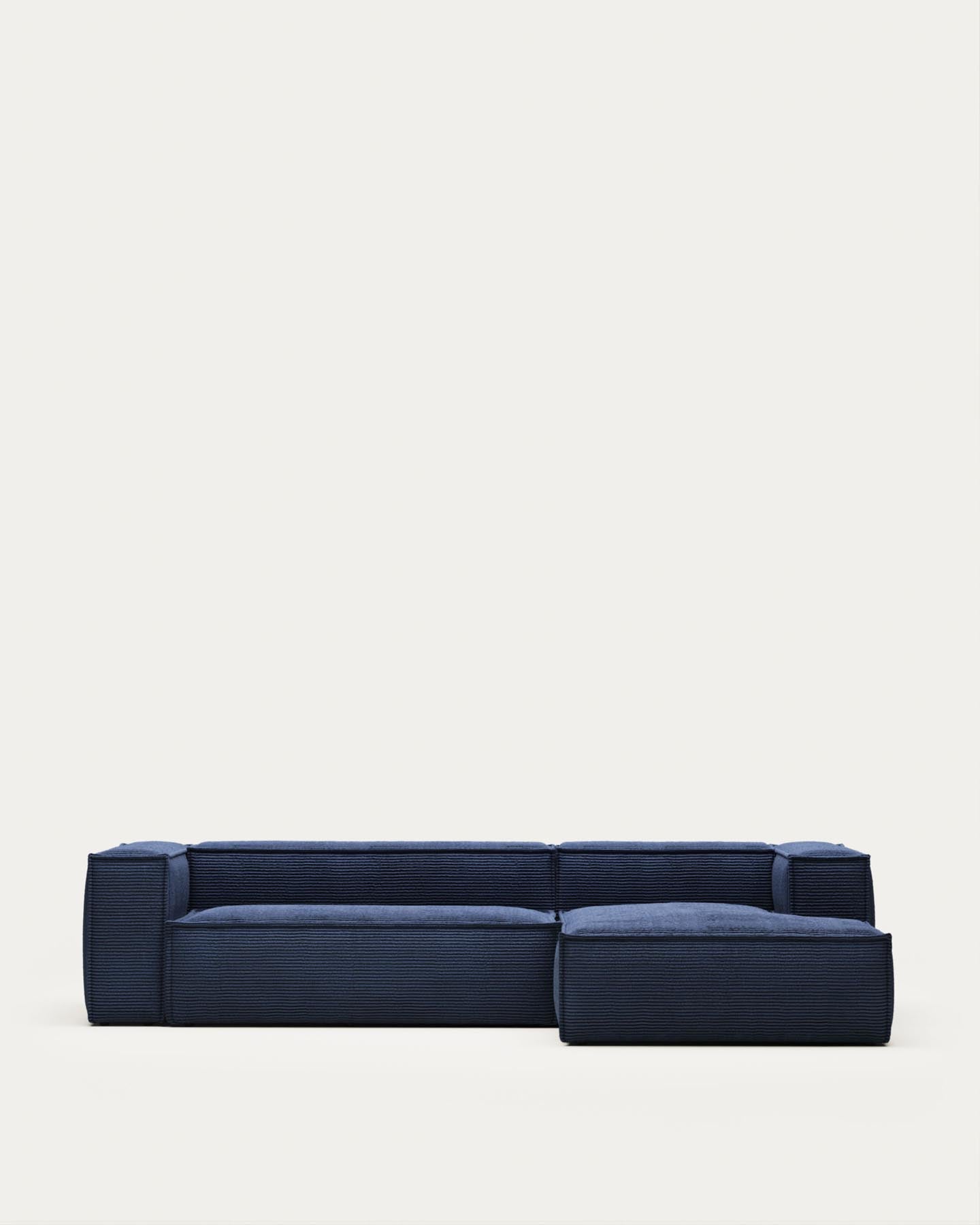 3-Sitzer-Sofa Blok mit Chaiselongue rechts, schwer entflammbar mit dickem, blauem Cord, 300 cm, FSC Mix Credit in Blau präsentiert im Onlineshop von KAQTU Design AG. 3er Sofa ist von Kave Home