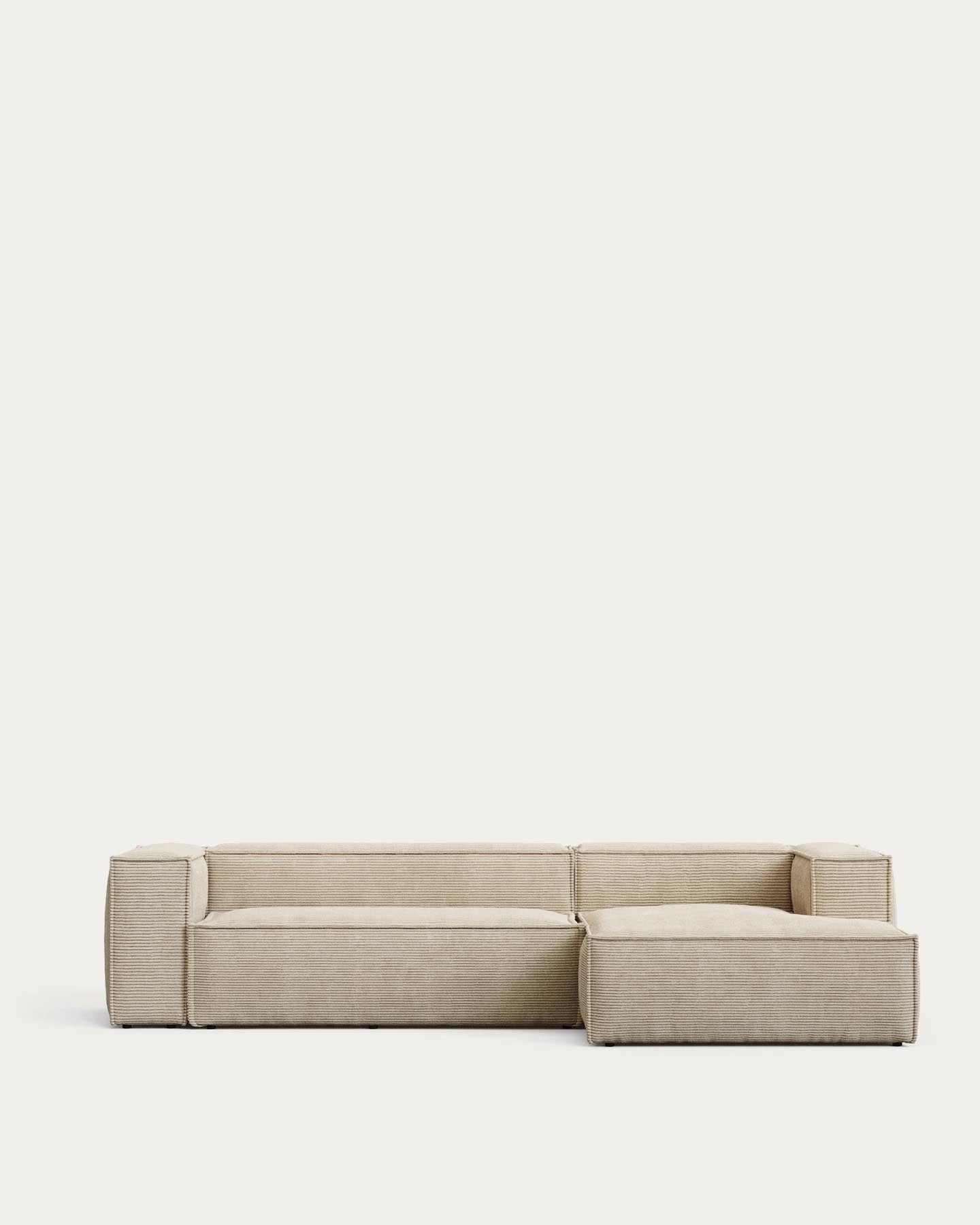 3-Sitzer-Sofa Blok schwer entflammbar mit Chaiselongue rechts und dickem Cord in Ecru 300 cm FSC Mix Credit in Ecru präsentiert im Onlineshop von KAQTU Design AG. Ecksofa ist von Kave Home