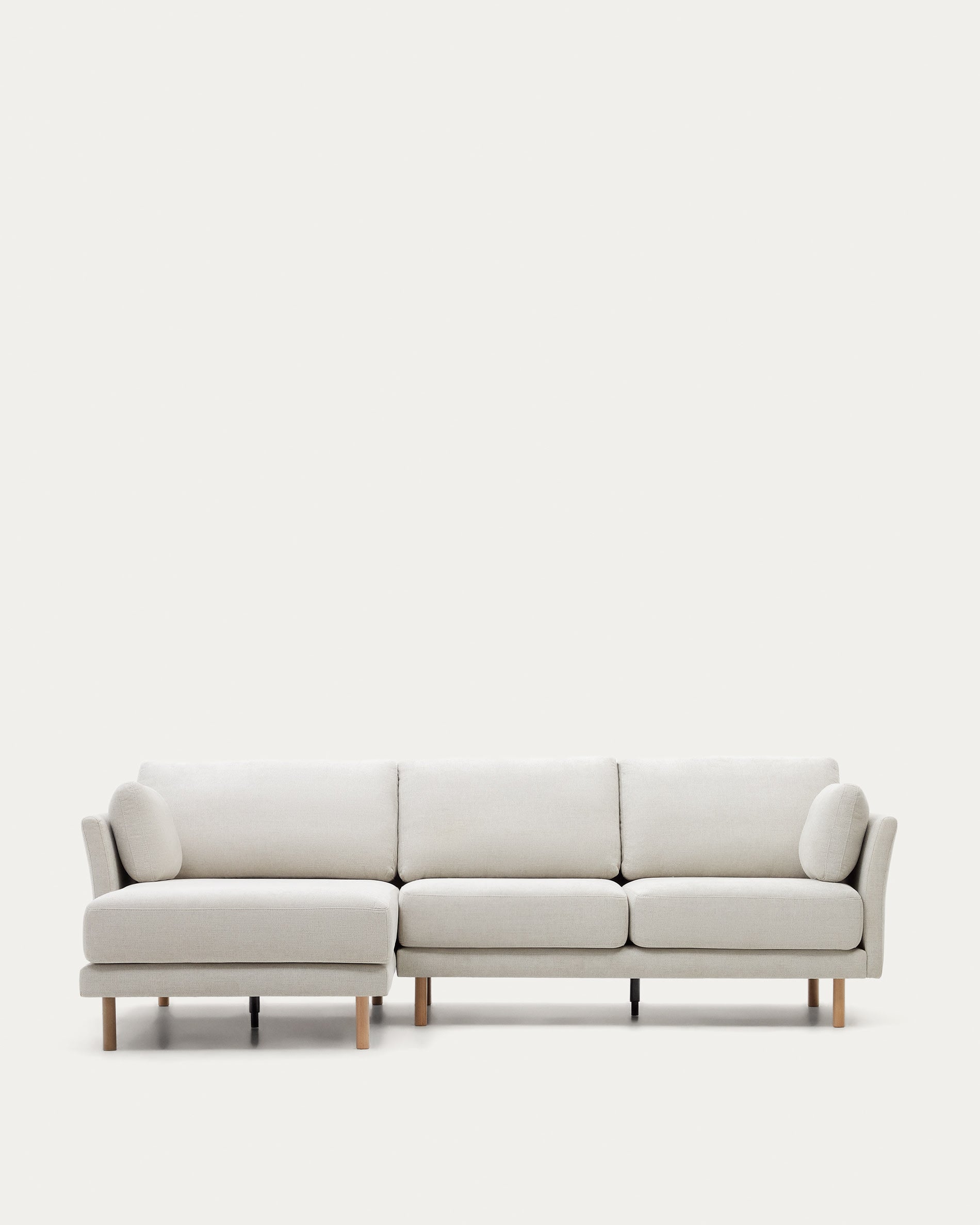 Elegantes Gilma 3-Sitzer-Sofa mit Chaiselongue, Chenille-Bezug in Perle, naturfarbene Beine, 260 cm, stilvoll und komfortabel.