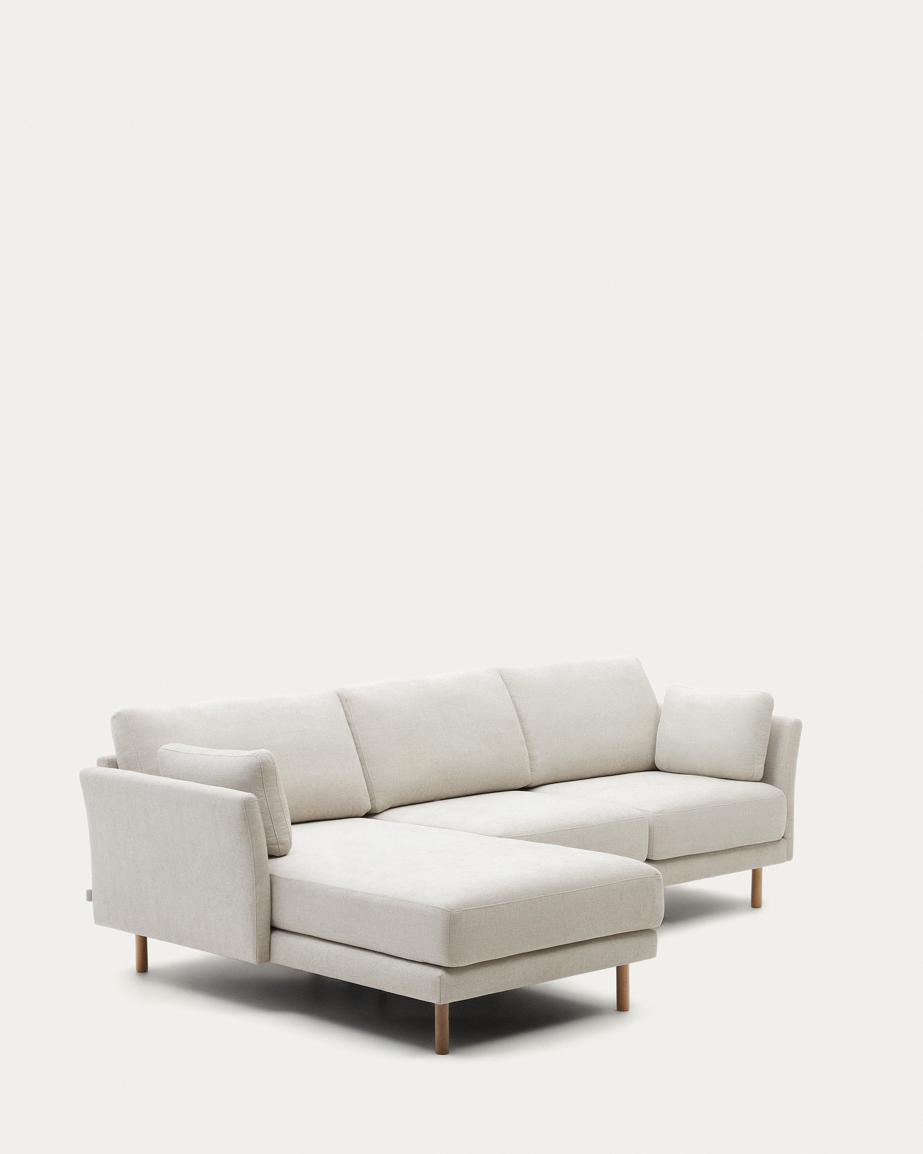 Elegantes 3-Sitzer-Sofa mit Chaiselongue, Chenille-Bezug in Perle, naturfarbene Holzbeine, 260 cm breit.