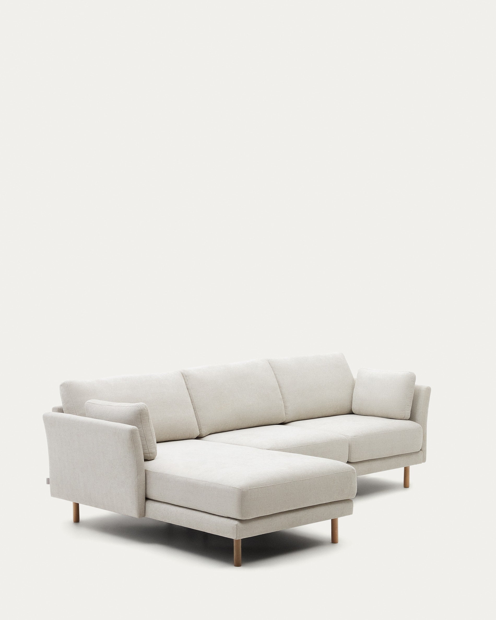 Stilvolles 3-Sitzer-Sofa mit Chaiselongue, Chenille-Stoff in Perle, naturfarbene Holzbeine, 260 cm, von Kave Home.