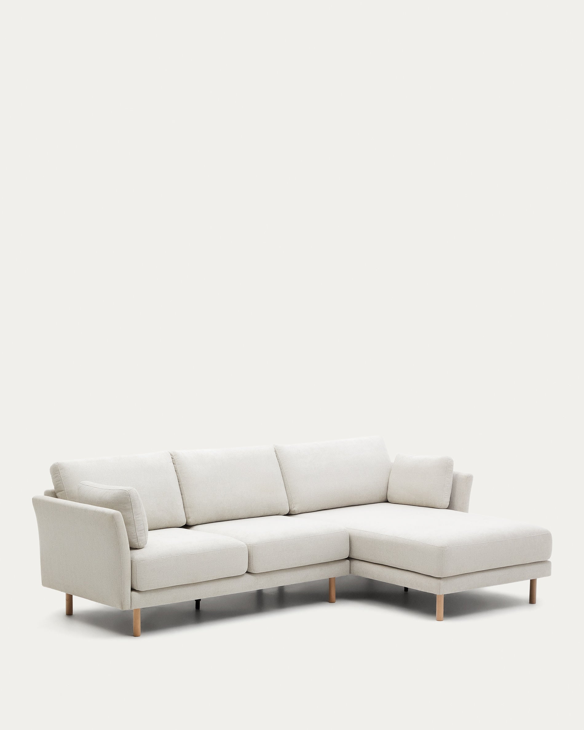 Elegantes 3-Sitzer-Sofa mit Chaiselongue, Chenille-Bezug in Perle, naturfarbene Holzbeine, 260 cm breit.