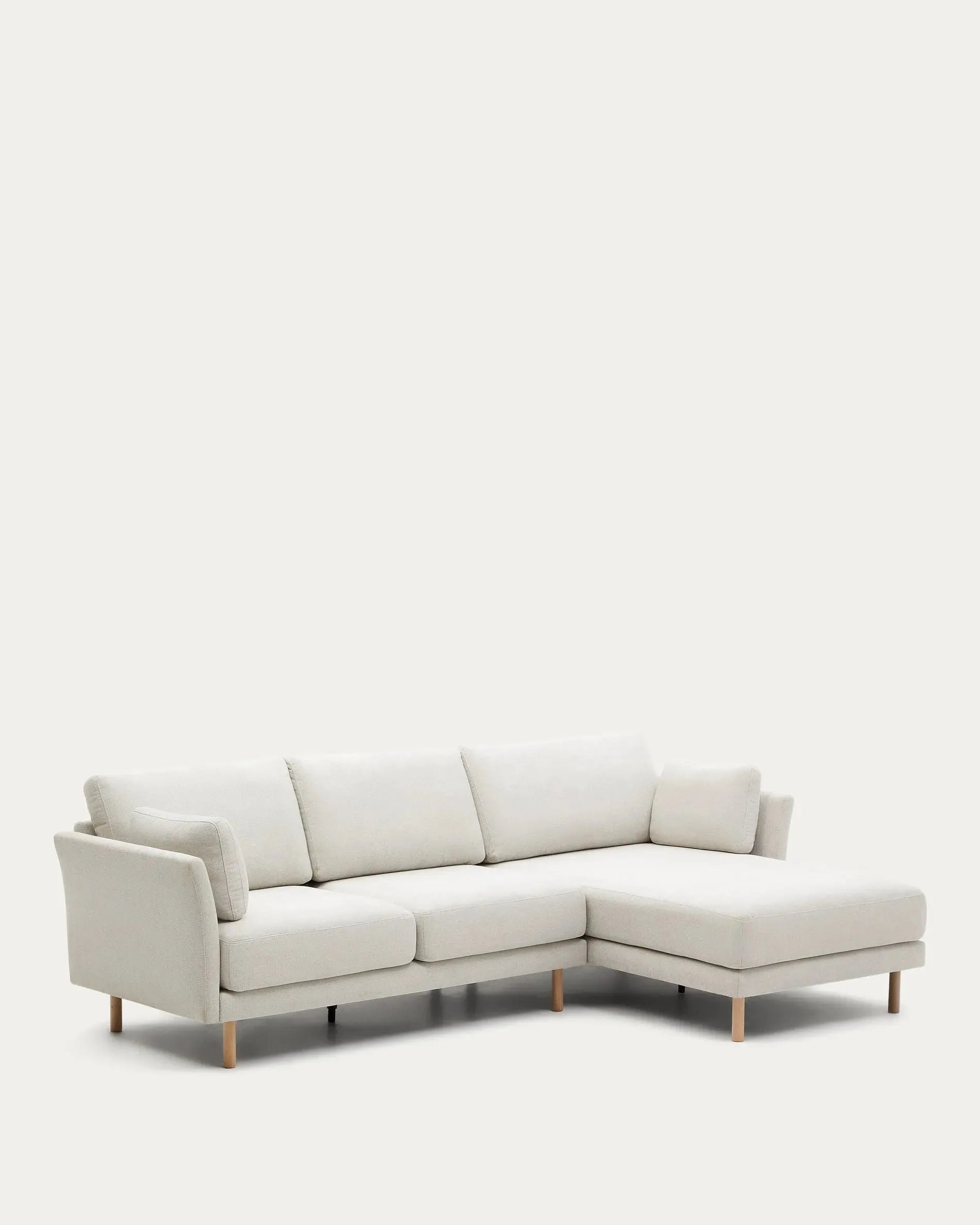 Stilvolles 3-Sitzer-Sofa mit Chaiselongue, Chenille-Stoff in Perle, naturfarbene Holzbeine, 260 cm, von Kave Home.
