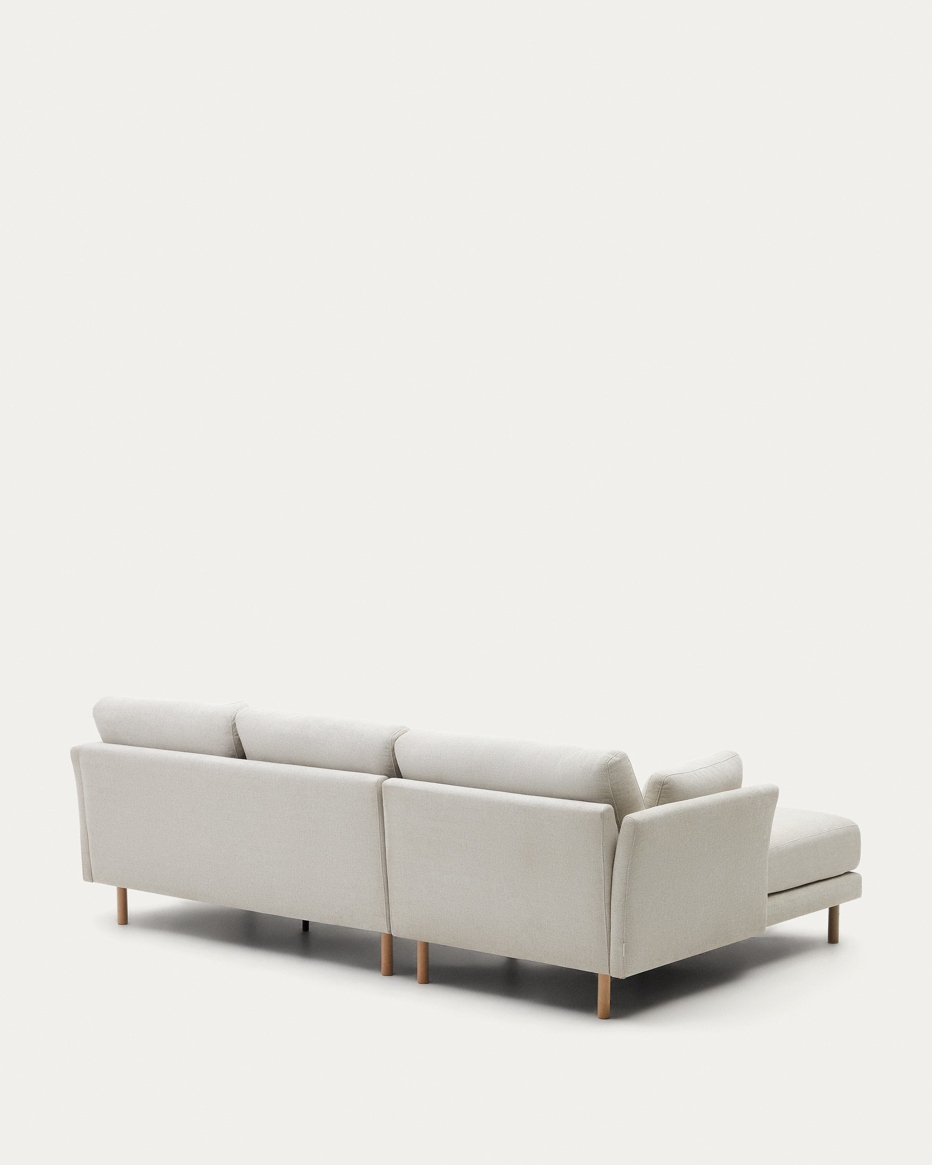 Elegantes 3-Sitzer-Sofa mit Chaiselongue, Chenille-Bezug in Perle, naturfarbene Holzbeine, 260 cm breit.