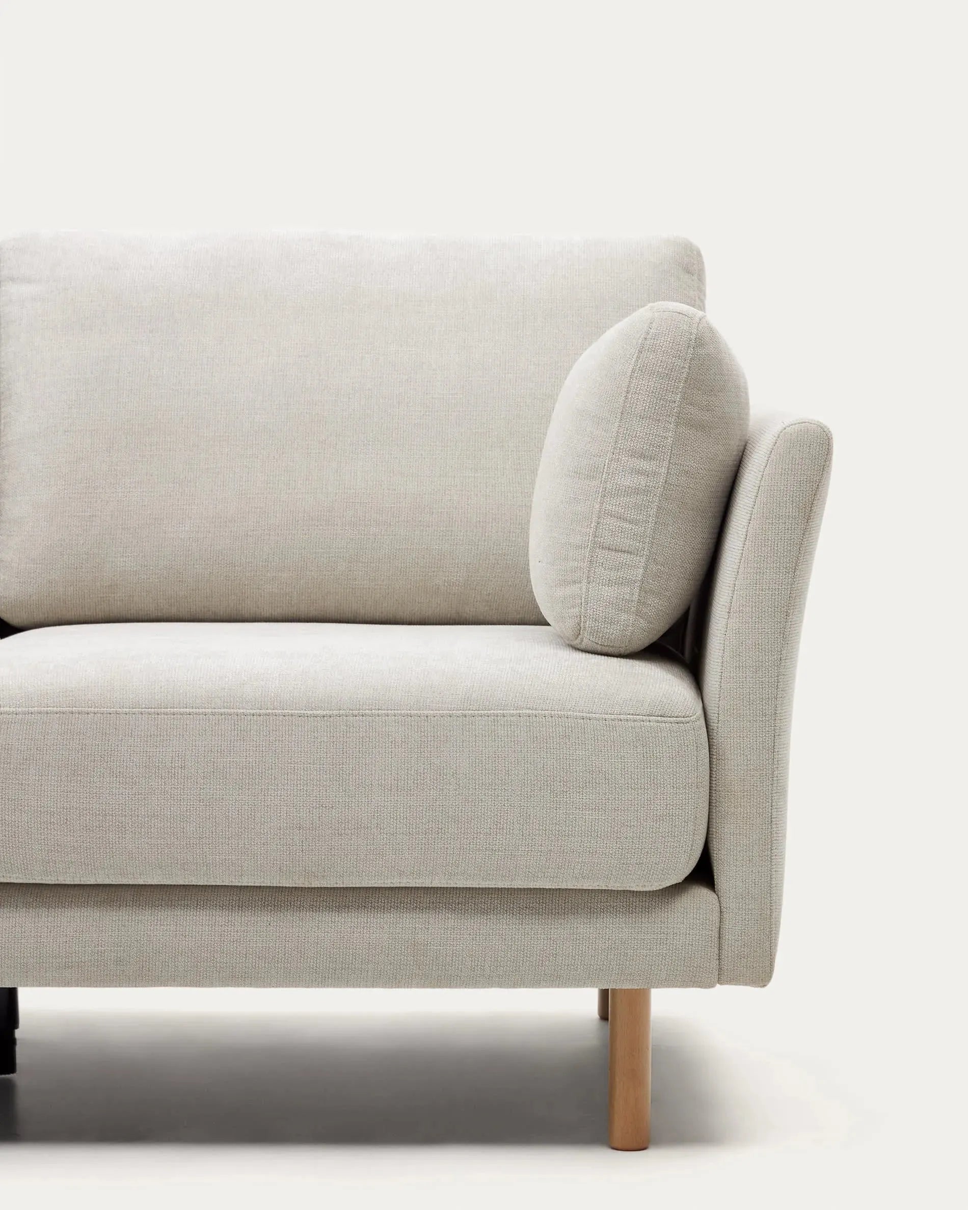 Elegantes 3-Sitzer-Sofa mit Chaiselongue, Chenille-Bezug in Perle, naturfarbene Beine, 260 cm, von Kave Home.