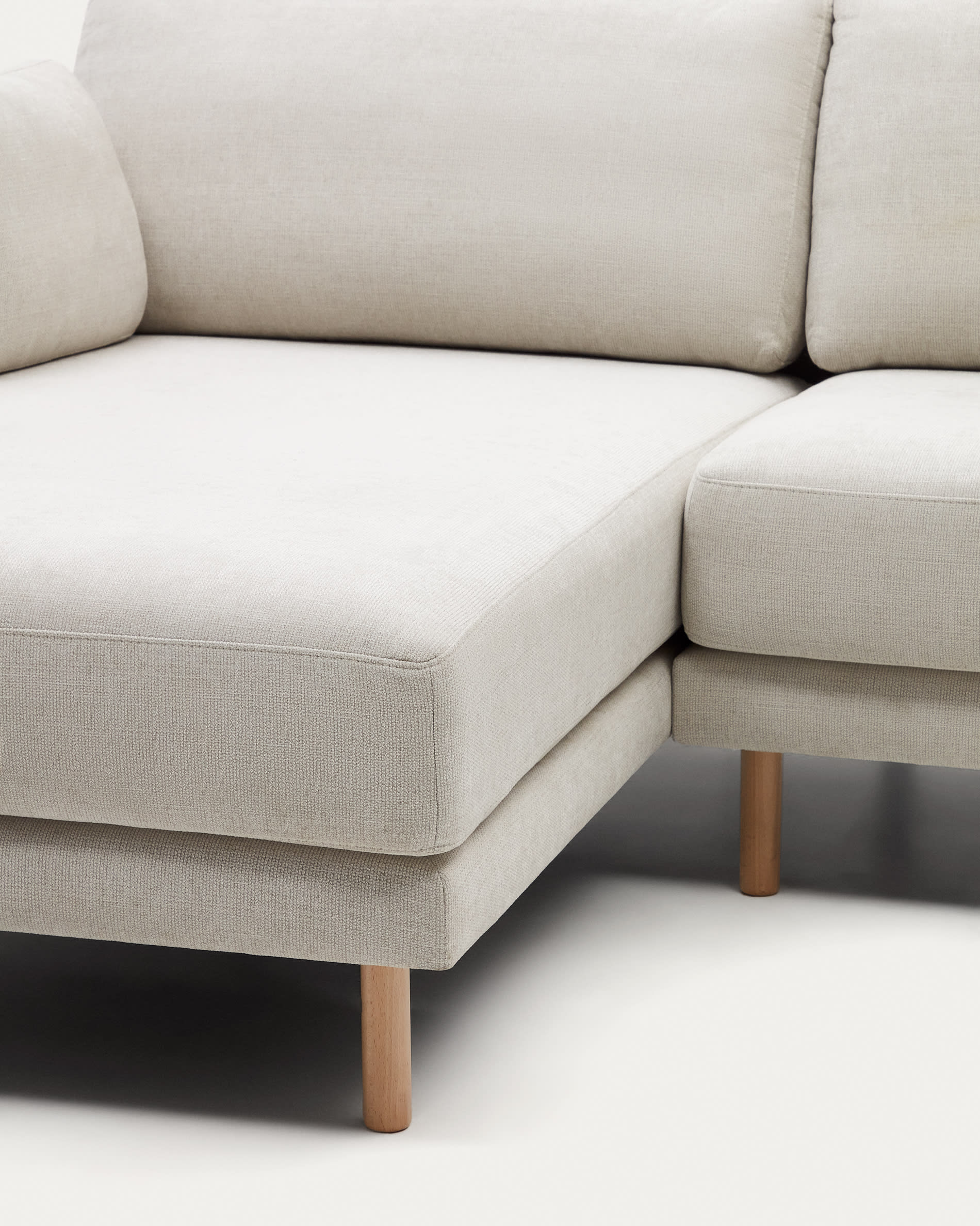 Stilvolles 3-Sitzer-Sofa mit Chaiselongue, Chenille-Stoff in Perle, naturfarbene Holzbeine, 260 cm, von Kave Home.
