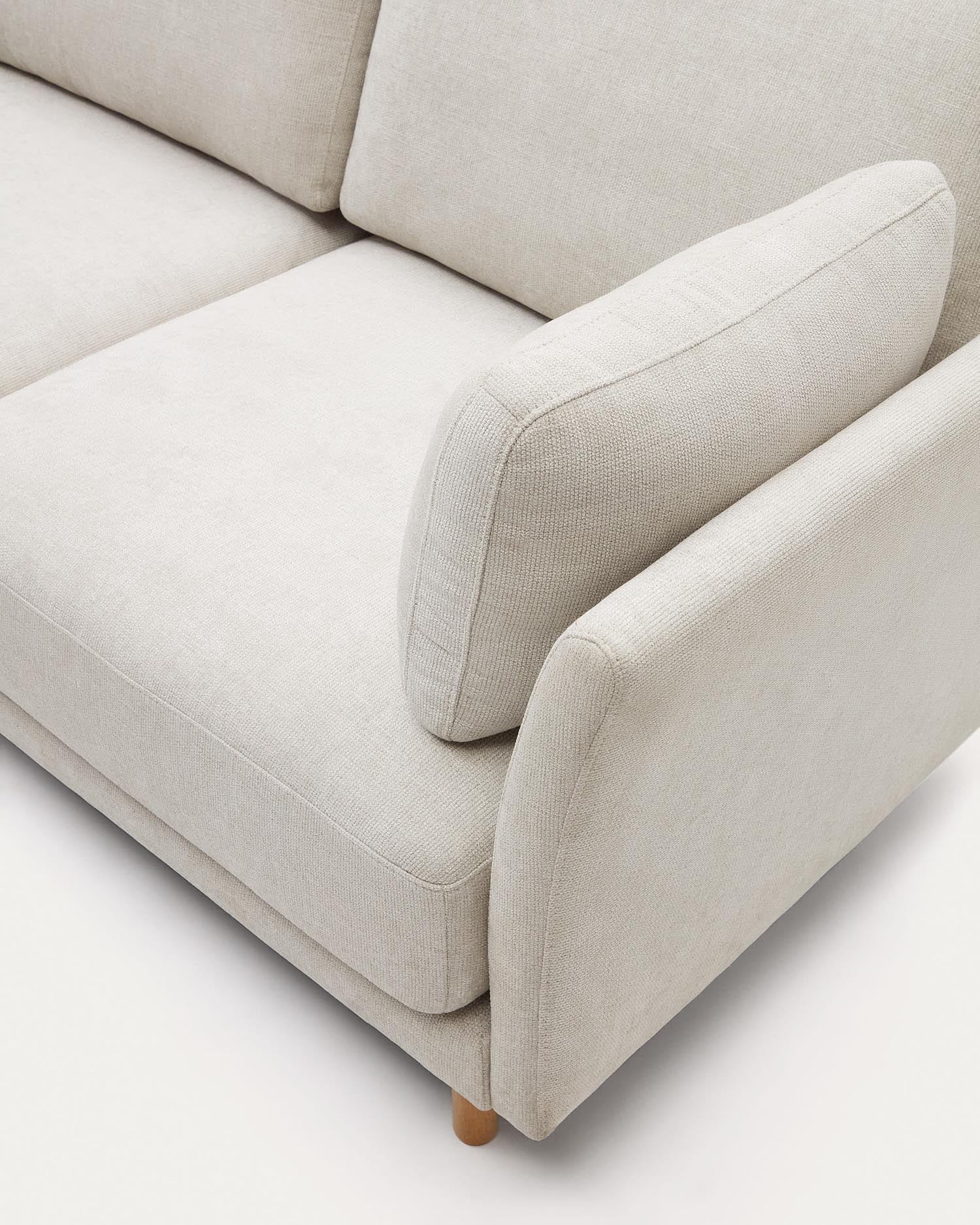 Elegantes 3-Sitzer-Sofa mit Chaiselongue, Chenille-Bezug in Perle, naturfarbene Holzbeine, 260 cm breit.