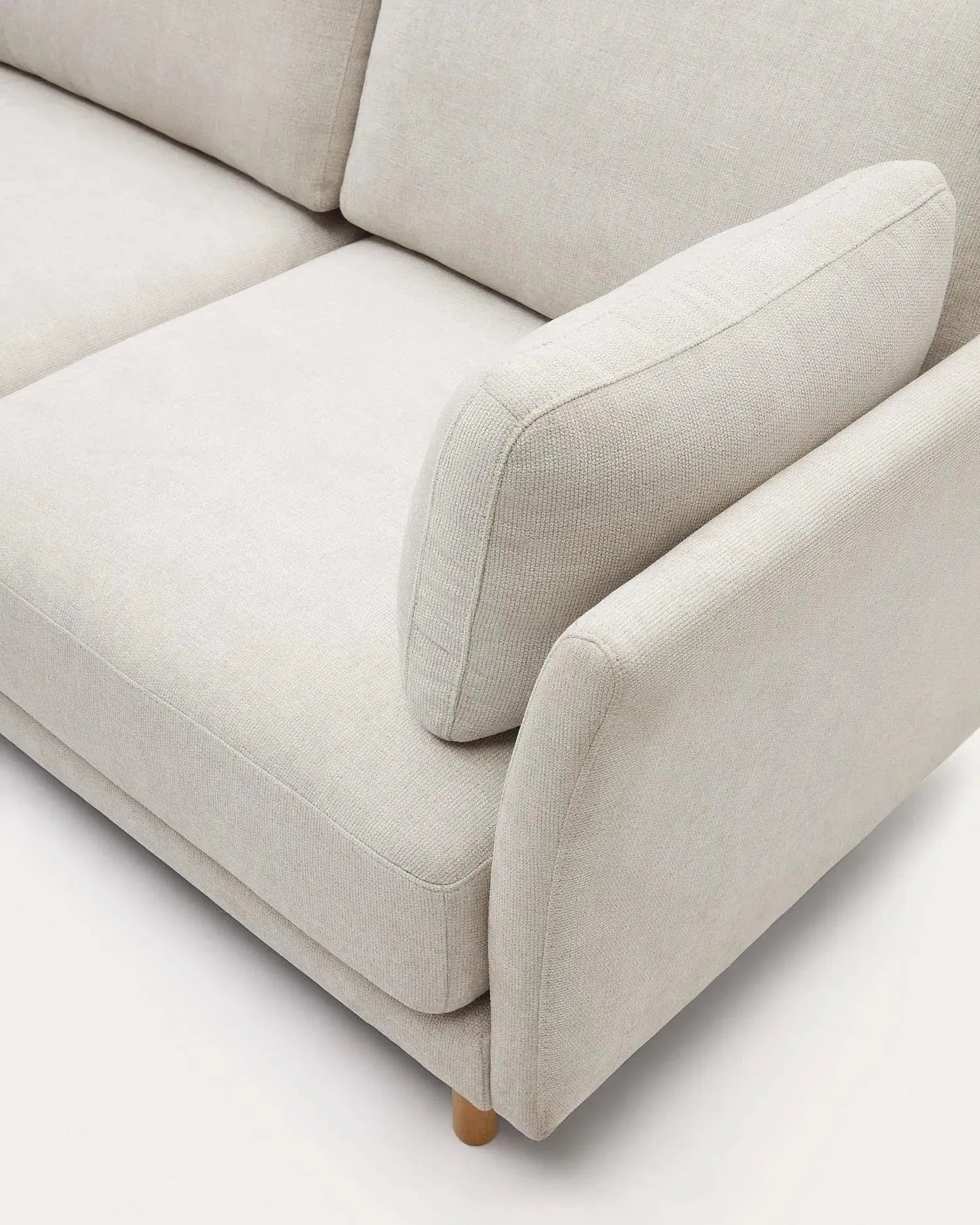 Stilvolles 3-Sitzer-Sofa mit Chaiselongue, Chenille-Stoff in Perle, naturfarbene Holzbeine, 260 cm, von Kave Home.