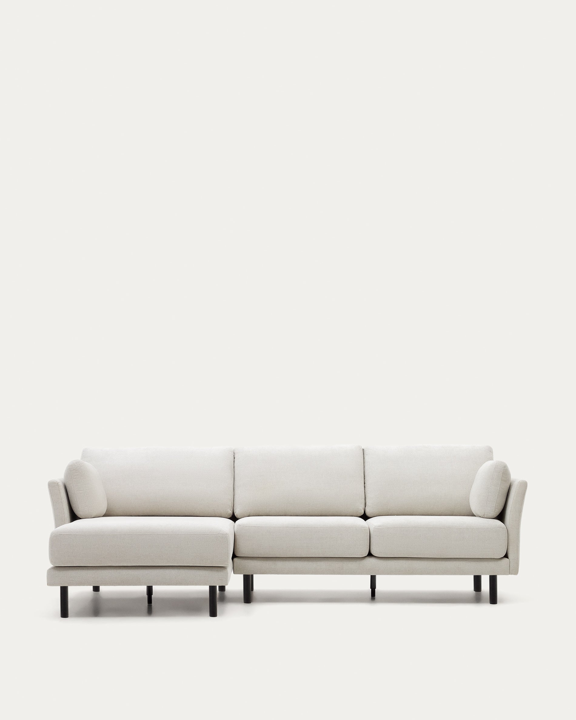 Elegantes Gilma 3-Sitzer Sofa mit flexibler Chaiselongue, Chenille Perle, schwarze Beine, 260 cm, stilvoll und komfortabel.