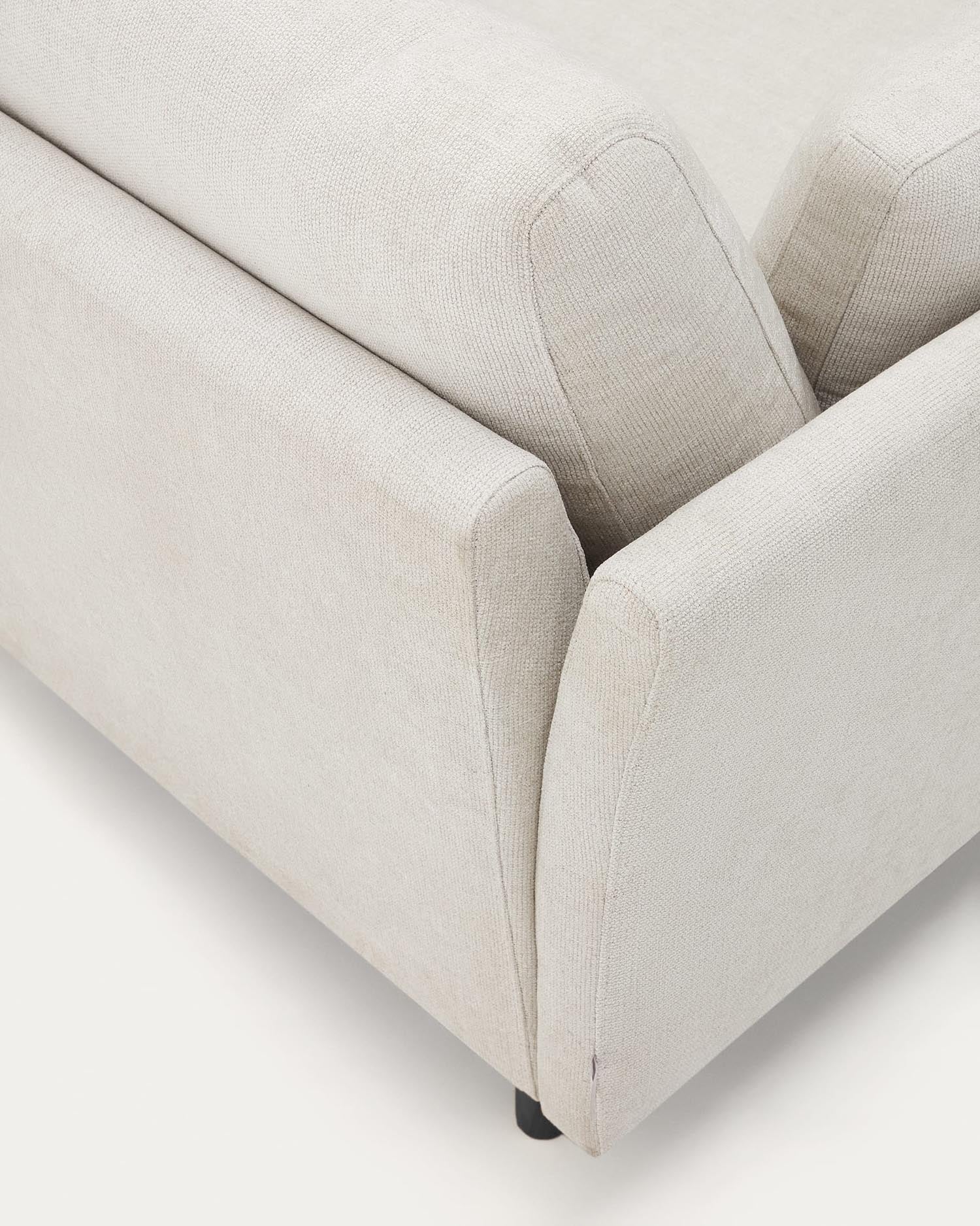 Entdecken Sie das Gilma 3-Sitzer Sofa mit Chaiselongue, das stilvolle Eleganz und hervorragenden Komfort für Ihr Wohnzimmer bietet.