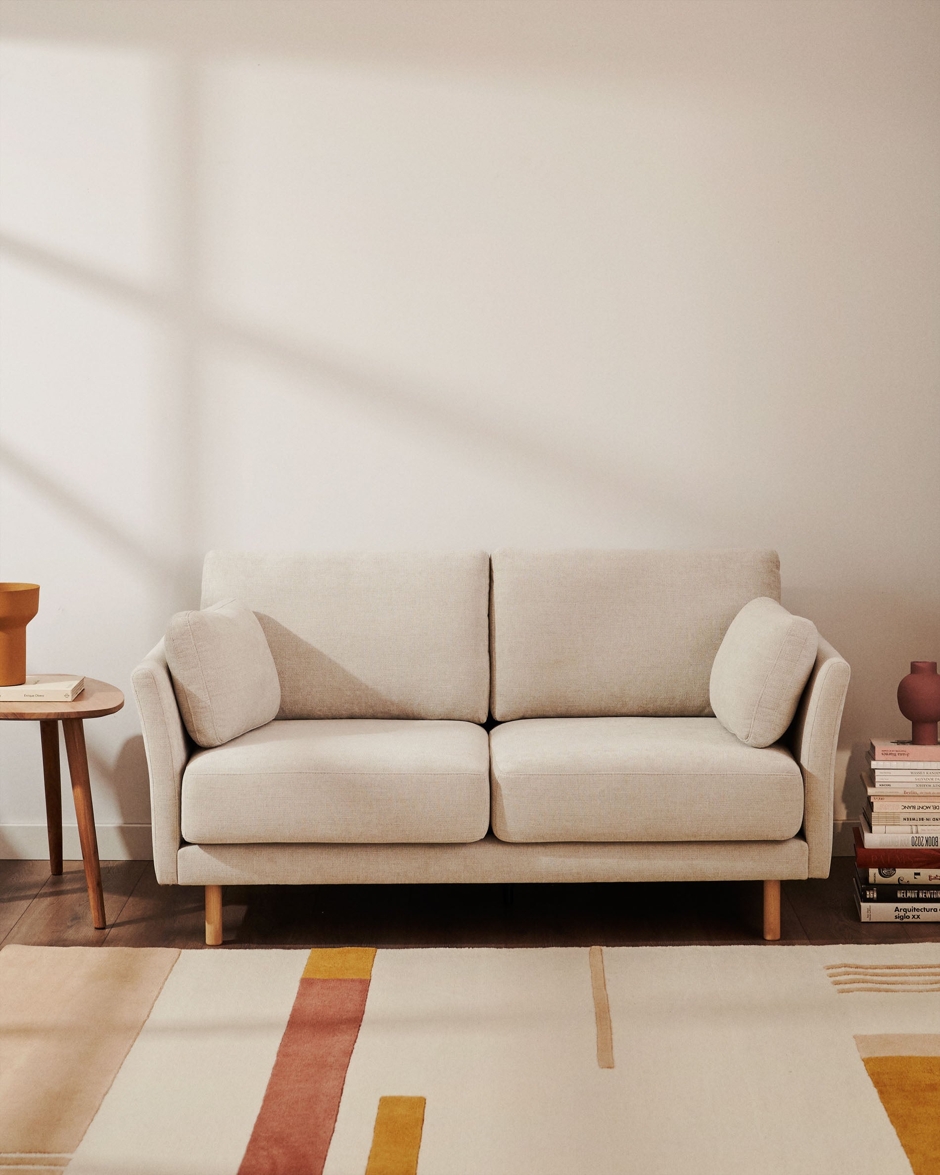 2-Sitzer-Sofa Gilma, schwer entflammbar mit weisser Chenille und Beinen mit naturfarbenem Finish, 170 cm in Grau präsentiert im Onlineshop von KAQTU Design AG. 2er Sofa ist von Kave Home