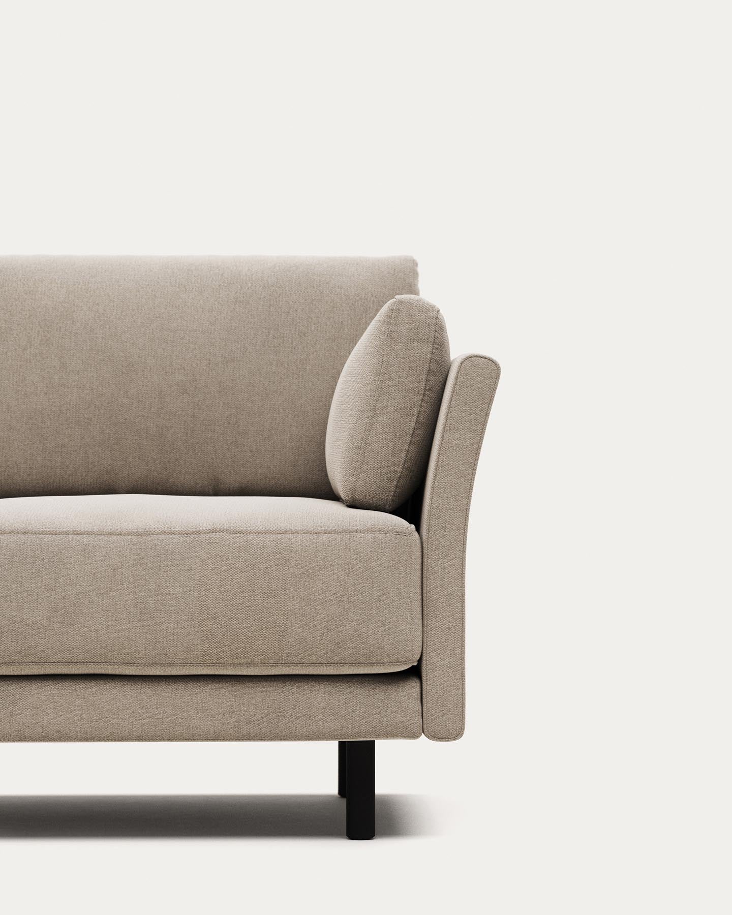 2-Sitzer-Sofa Gilma, schwer entflammbar mit beiger Chenille und Beinen mit schwarzem Finish, 170 cm in Beige präsentiert im Onlineshop von KAQTU Design AG. 2er Sofa ist von Kave Home