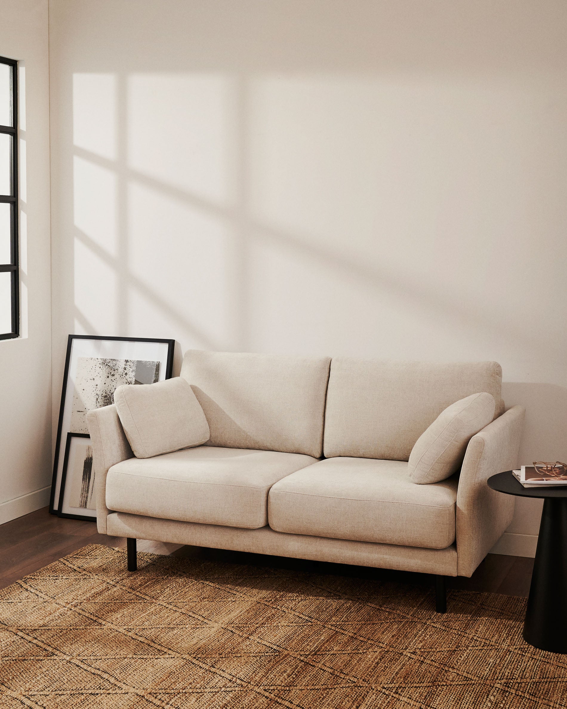 2-Sitzer-Sofa Gilma, schwer entflammbar mit beiger Chenille und Beinen mit schwarzem Finish, 170 cm in Beige präsentiert im Onlineshop von KAQTU Design AG. 2er Sofa ist von Kave Home