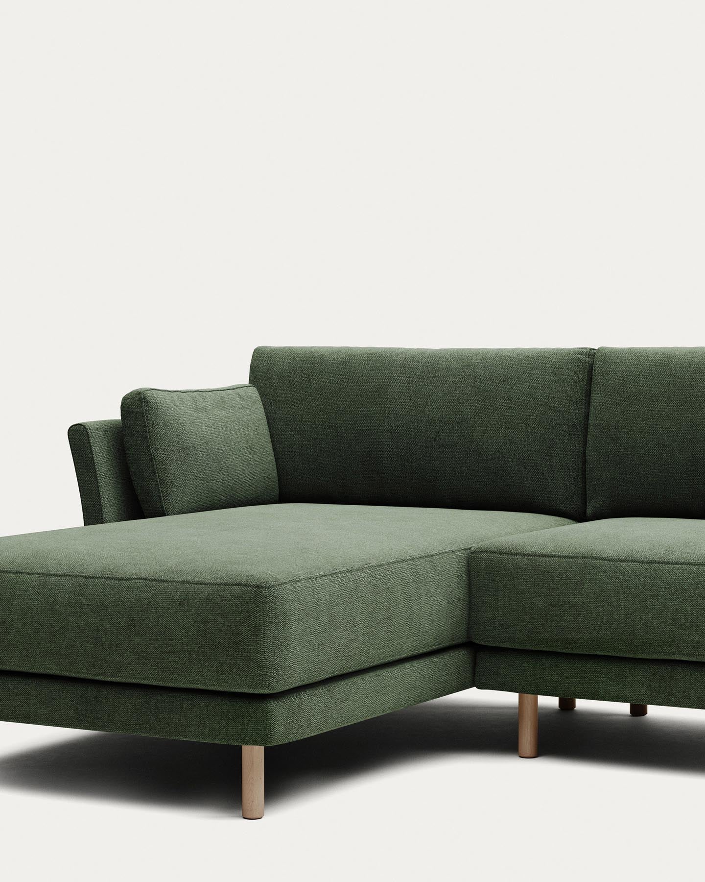 3-Sitzer-Sofa Gilma mit Chaiselongue rechts/links, schwer entflammbar mit grüner Chenille und Beinen mit naturfarbenem Finish, 260 cm in Grün präsentiert im Onlineshop von KAQTU Design AG. 3er Sofa ist von Kave Home