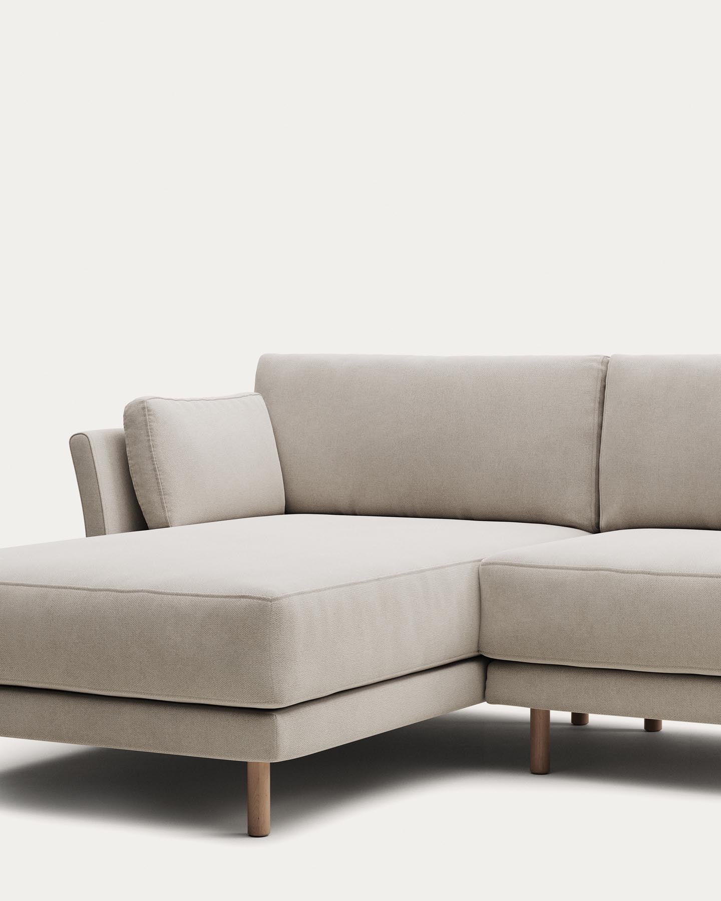 3-Sitzer-Sofa Gilma mit Chaiselongue rechts/links, schwer entflammbar mit weisser Chenille und Beinen mit naturfarbenem Finish, 260 cm in Grau präsentiert im Onlineshop von KAQTU Design AG. 3er Sofa ist von Kave Home
