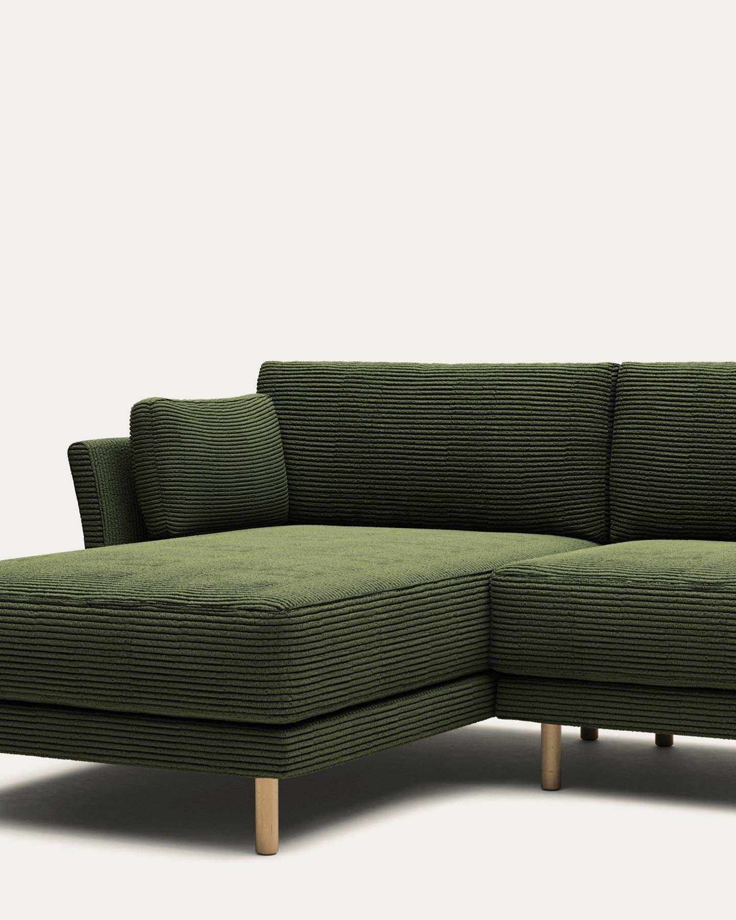 3-Sitzer-Sofa Gilma mit Chaiselongue rechts/links, schwer entflammbar mit dickem, grünem Cord und Beinen mit naturfarbenem Finish, 260 cm in Grün präsentiert im Onlineshop von KAQTU Design AG. 3er Sofa ist von Kave Home