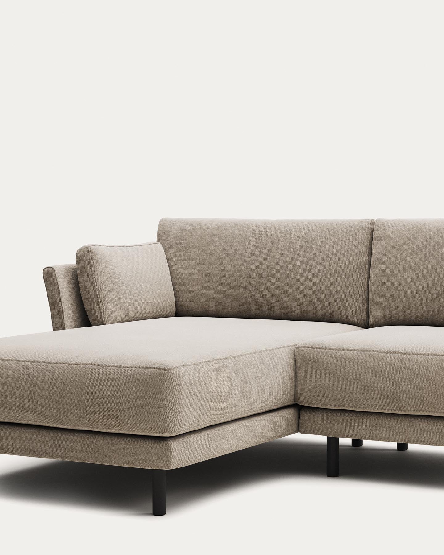 3-Sitzer-Sofa Gilma mit Chaiselongue rechts/links, schwer entflammbar mit beiger Chenille und Beinen mit schwarzem Finish, 260 cm in Beige präsentiert im Onlineshop von KAQTU Design AG. 3er Sofa ist von Kave Home