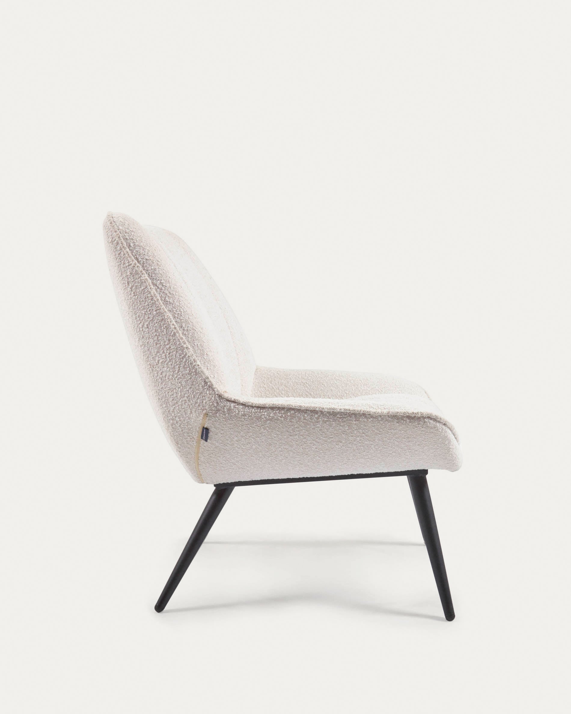 Eleganter Marlina Sessel mit weichem Bouclé-Bezug in Weiß und stabilen schwarzen Stahlbeinen, ideal für modernes Wohnen.